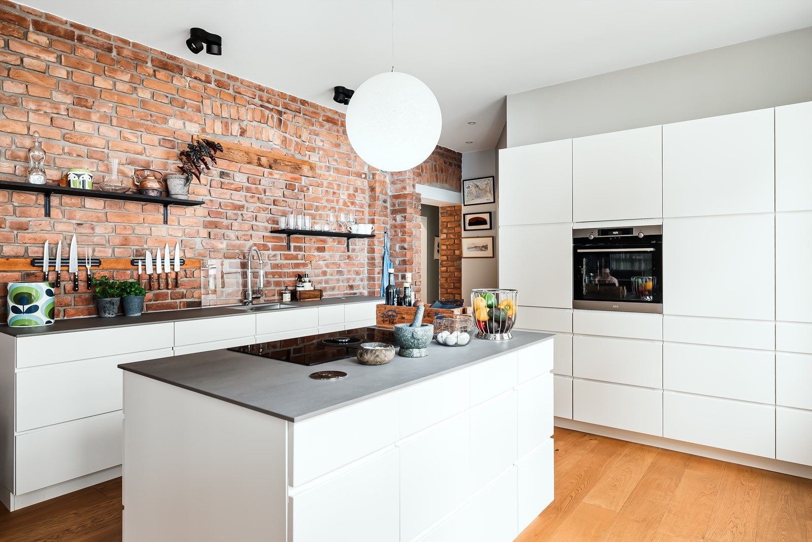 Benkeplaten er av den hardføre sorten som tåler både varme og syrer - keramikk Galleribilde