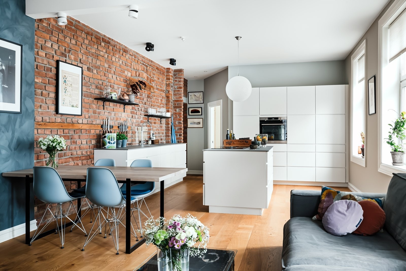 Stilfull stue med peis, åpen løsning mot kjøkkenet og god plass til både sofagruppe og spisebord. Galleribilde