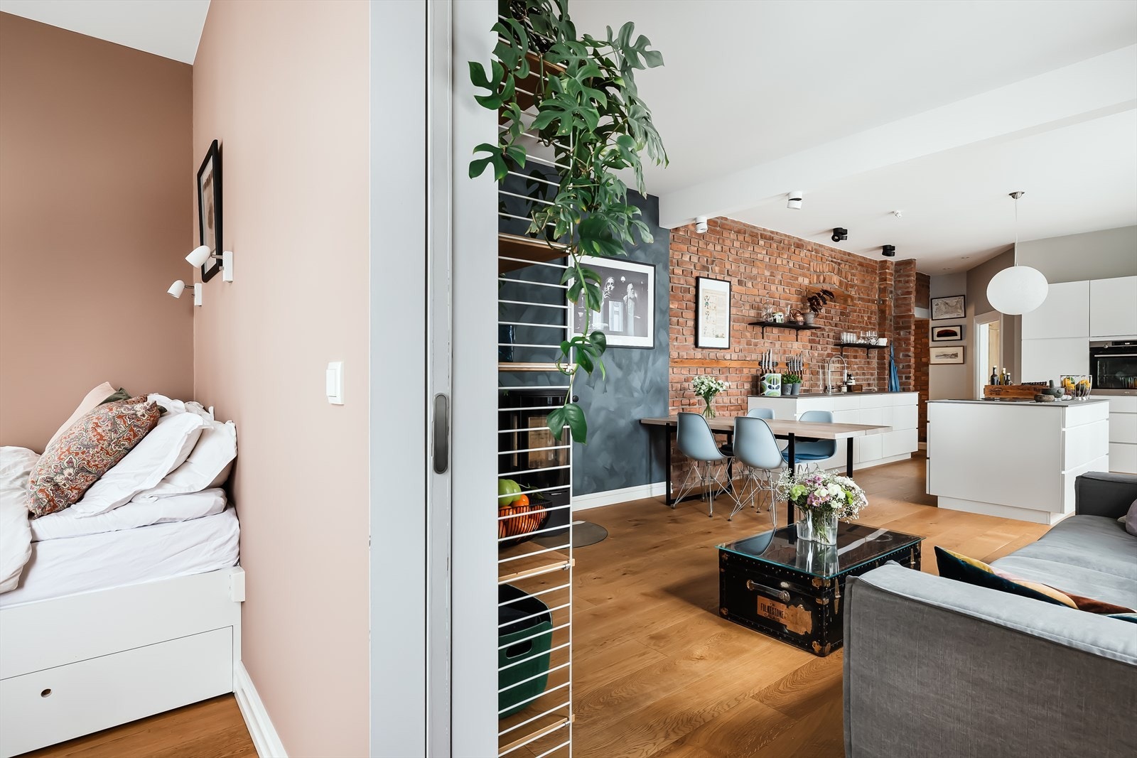 En stor skyvedør skiller soverom 2 fra stua. Når skyvedøren er åpen gir dette en nydelig forlengelse av stua og enda mer lys Galleribilde