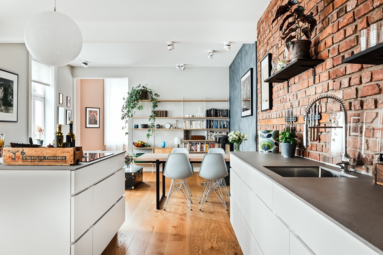 Gallerispotter fra Antidark i stuetak Galleribilde