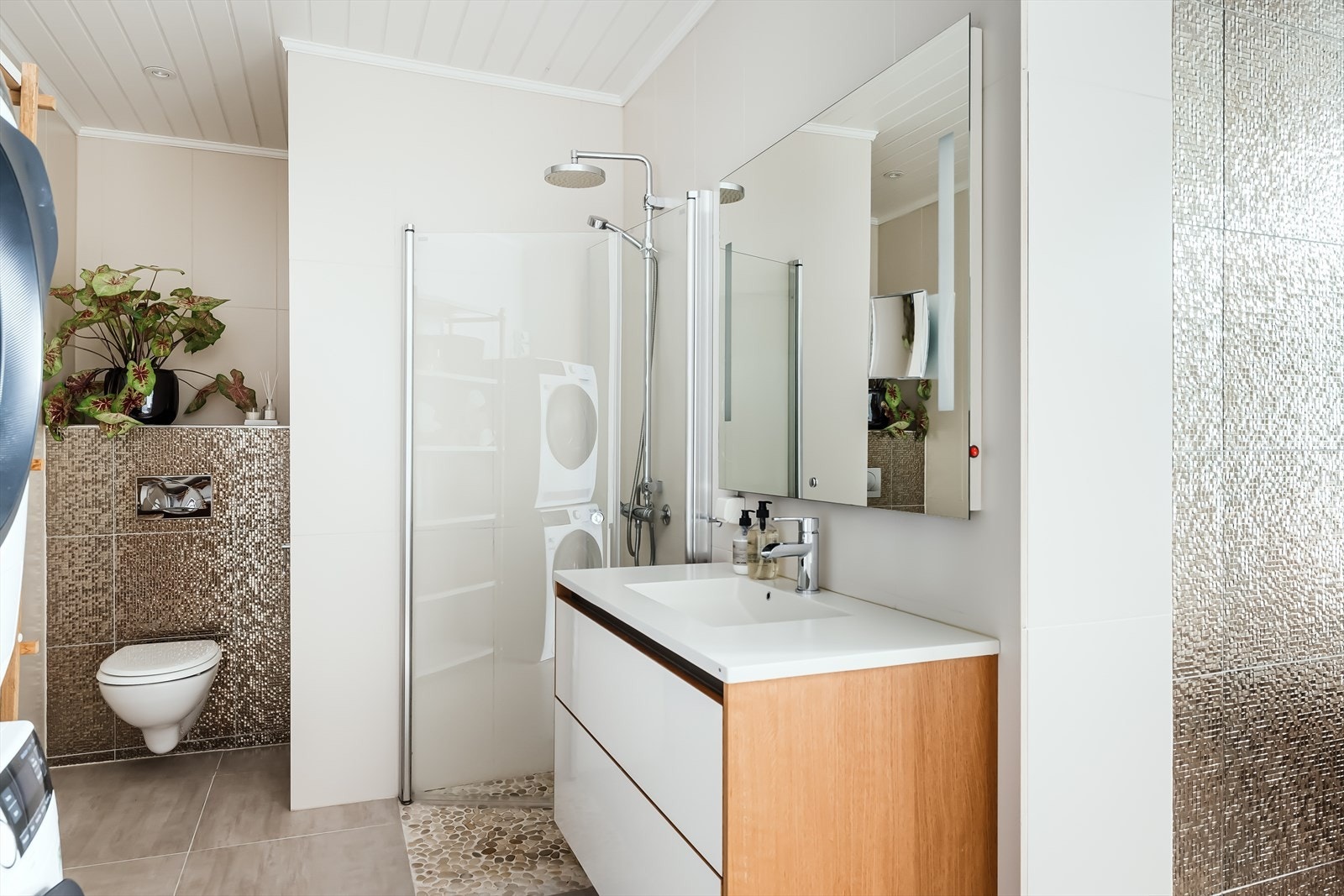 Leiligheten har et romslig, delikat og lyst bad med morgensol Galleribilde