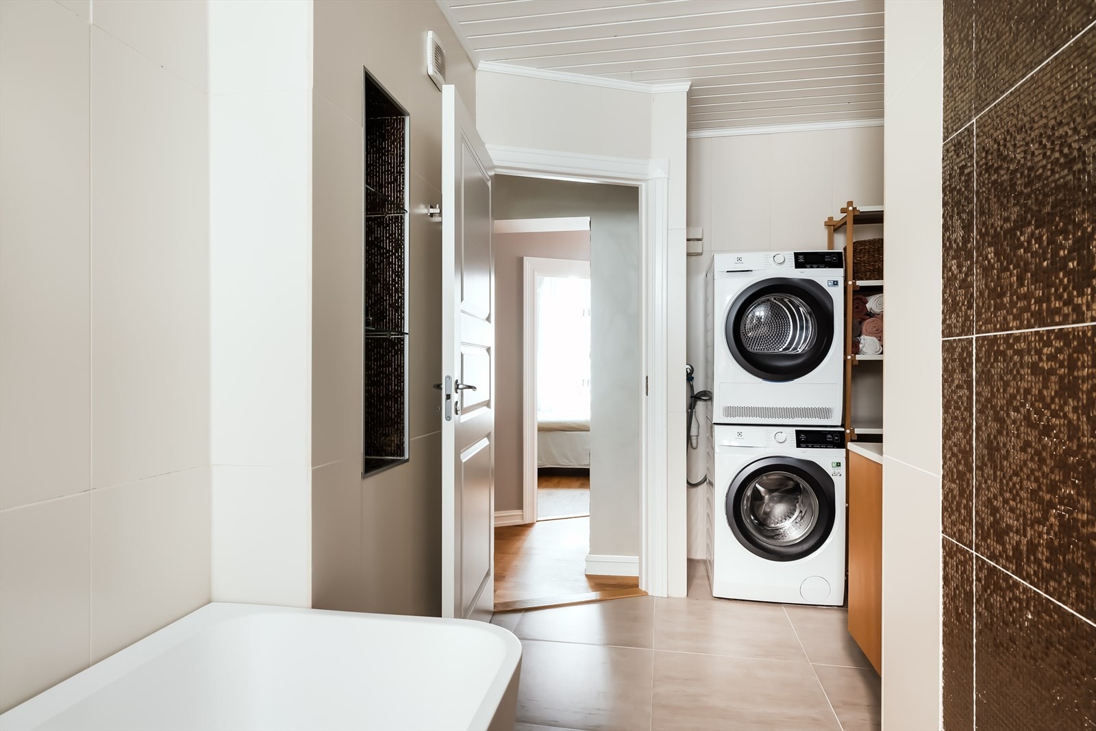 Badet er innredet med vegghengt toalett og innredning fra HTH med god oppbevaringsplass Galleribilde