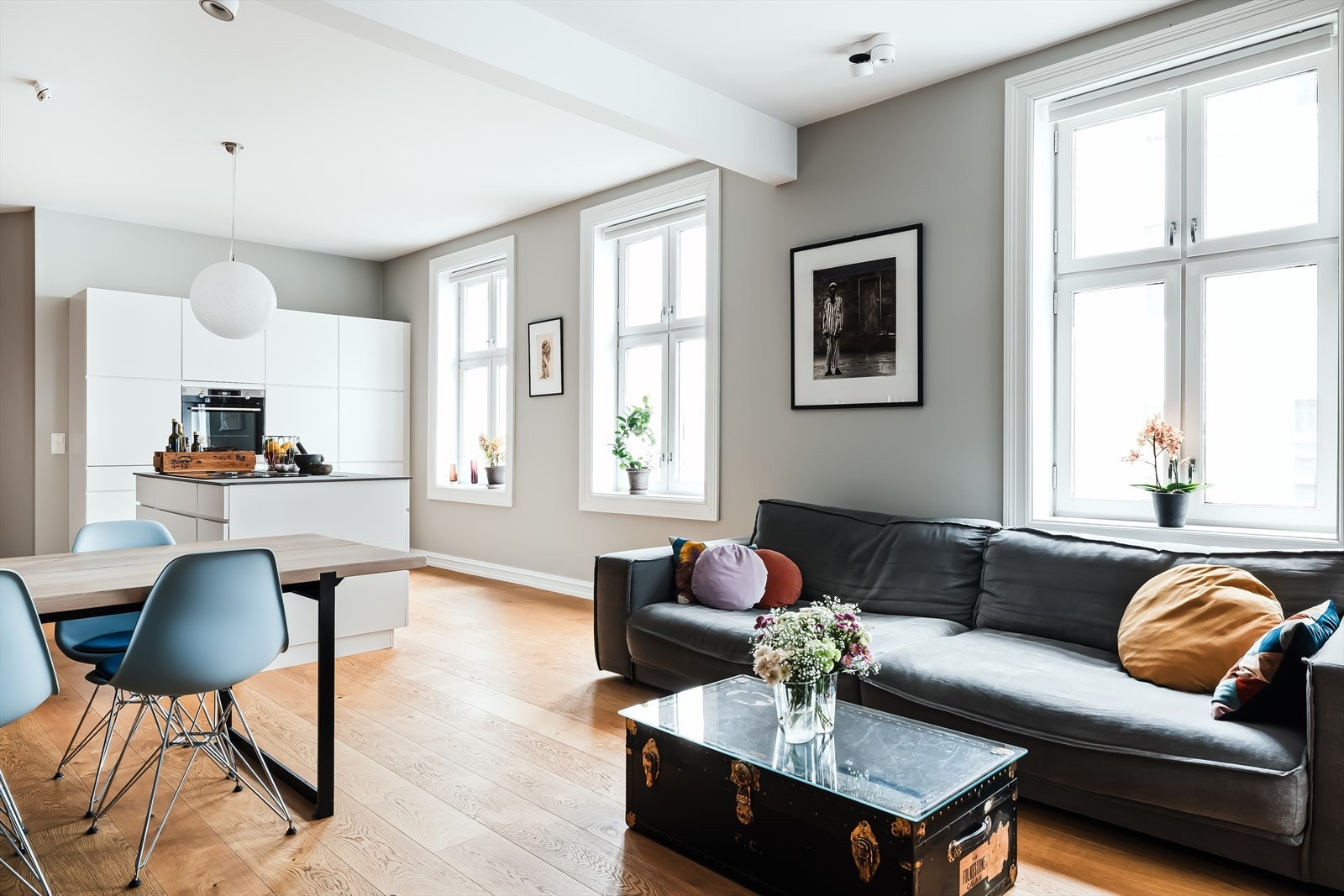 i 2018 ble gulv og himling avrettet. Det ble lagt eike-parkett fra Kährs i alle rom utenom badet Galleribilde