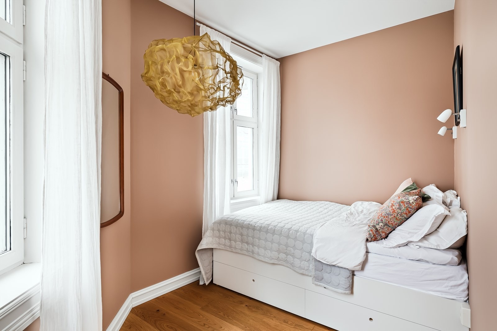 Alle fargevalg i leiligheten tar utgangspunkt i mursteinsveggen Galleribilde