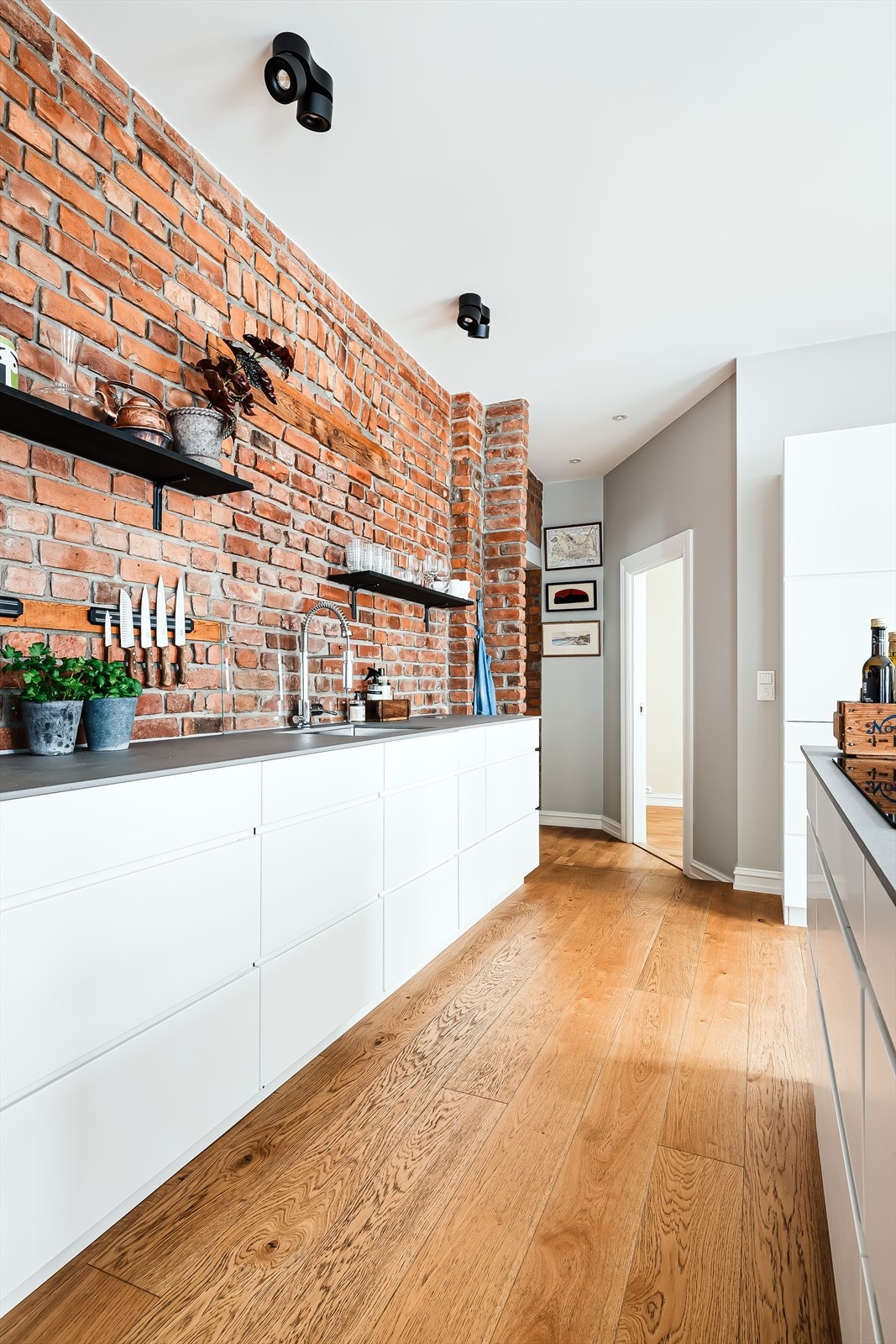 Her er det lagt en-stavs parkett fra Kährs av typen "Sun" over varmefolie i hele rommets lengde. Galleribilde