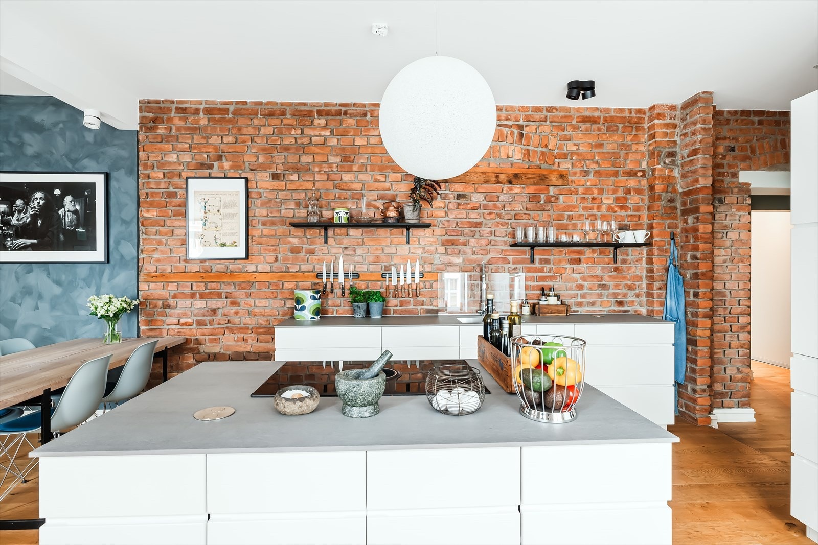 Store arbeidsflater og en praktisk kjøkkenøy Galleribilde