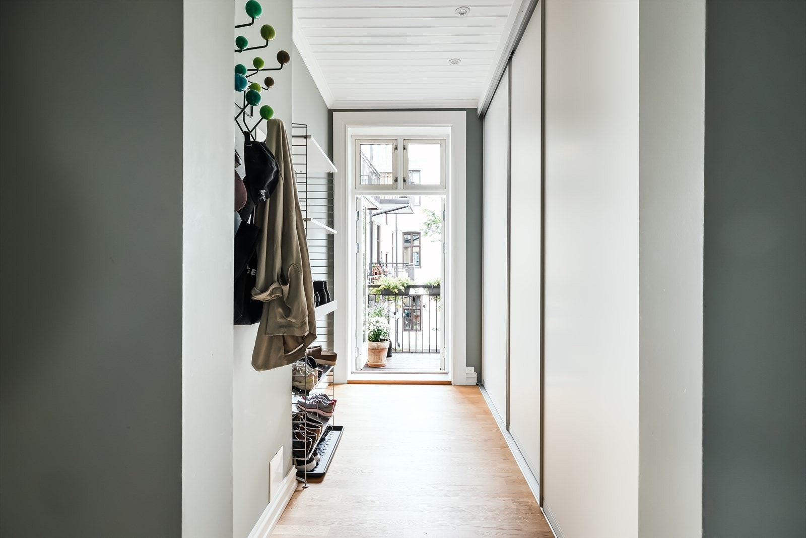 Det er montert garderobe fra ACME fra gulv til tak i hele rommets lengde. Her er det god plass til klær og annen oppbevaring Galleribilde