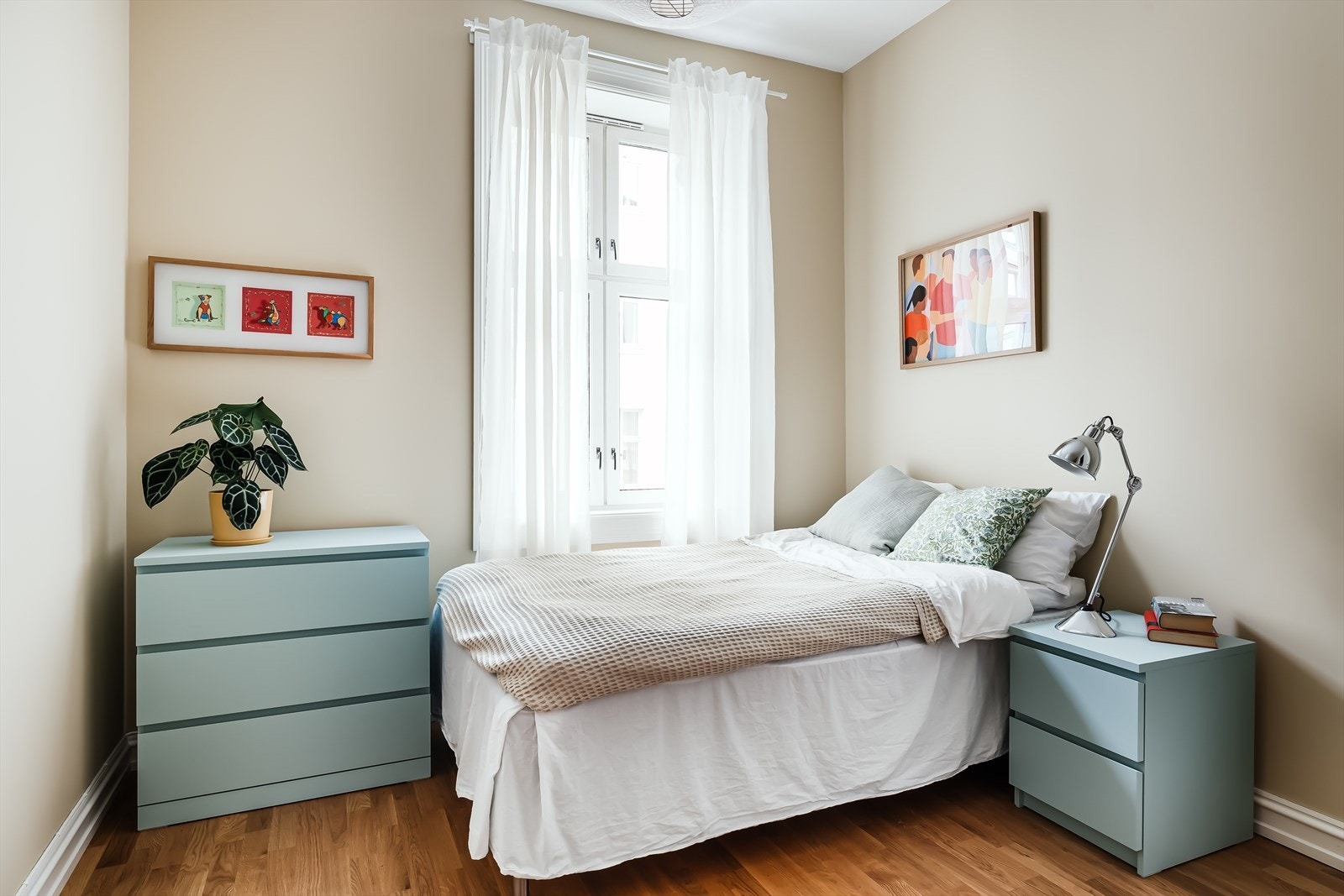 Romslig soverom med innebygd garderobeskap. Her er det plass til både dobbeltseng og en arbeidsplass Galleribilde