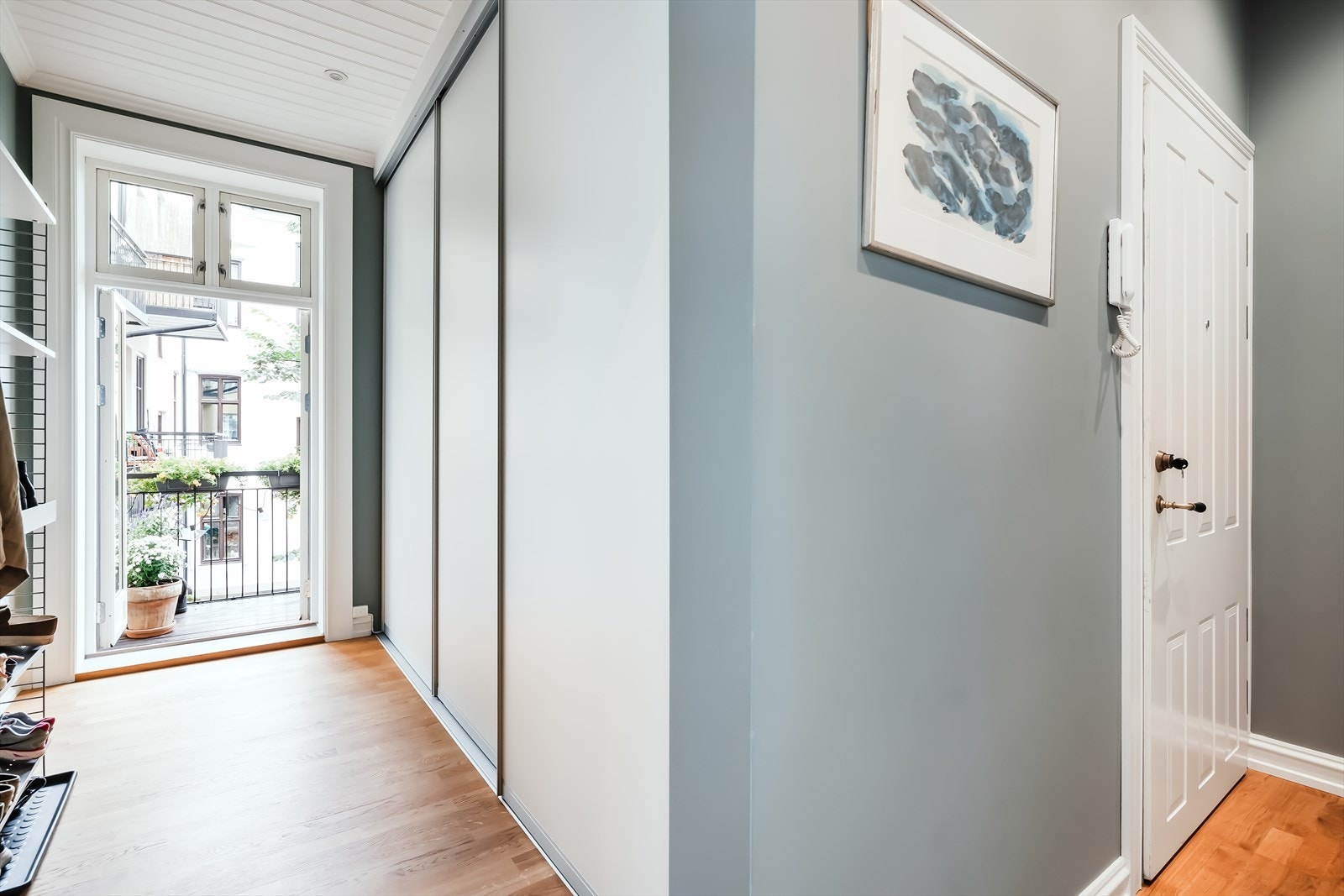 Leiligheten har et innbydende inngangsparti med adkomst fra felles oppgang. Det er lagt parkett over varmefolie i hele entrèen Galleribilde