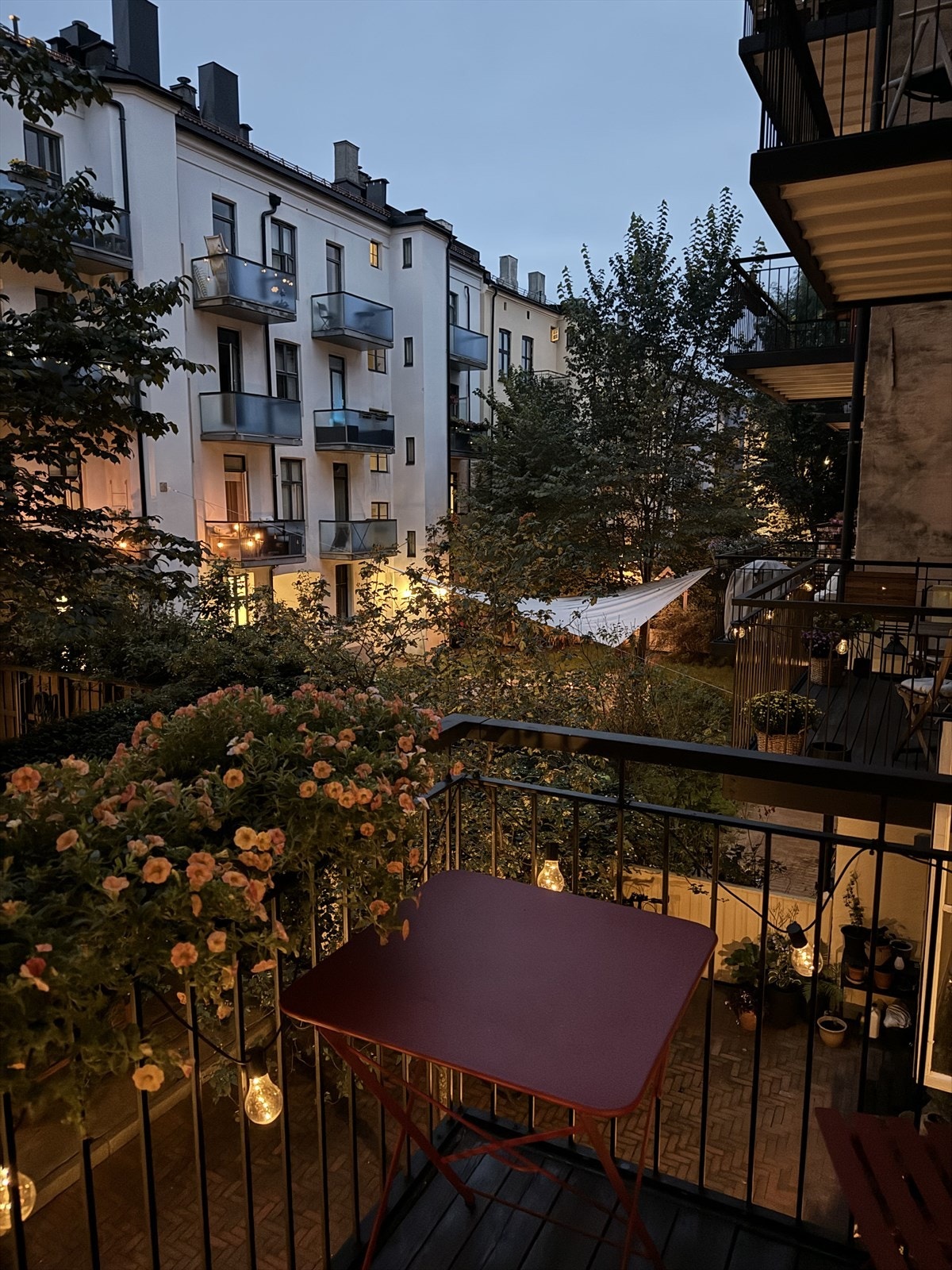 Herlig balkong som kan nytes på sommerkveldene Galleribilde