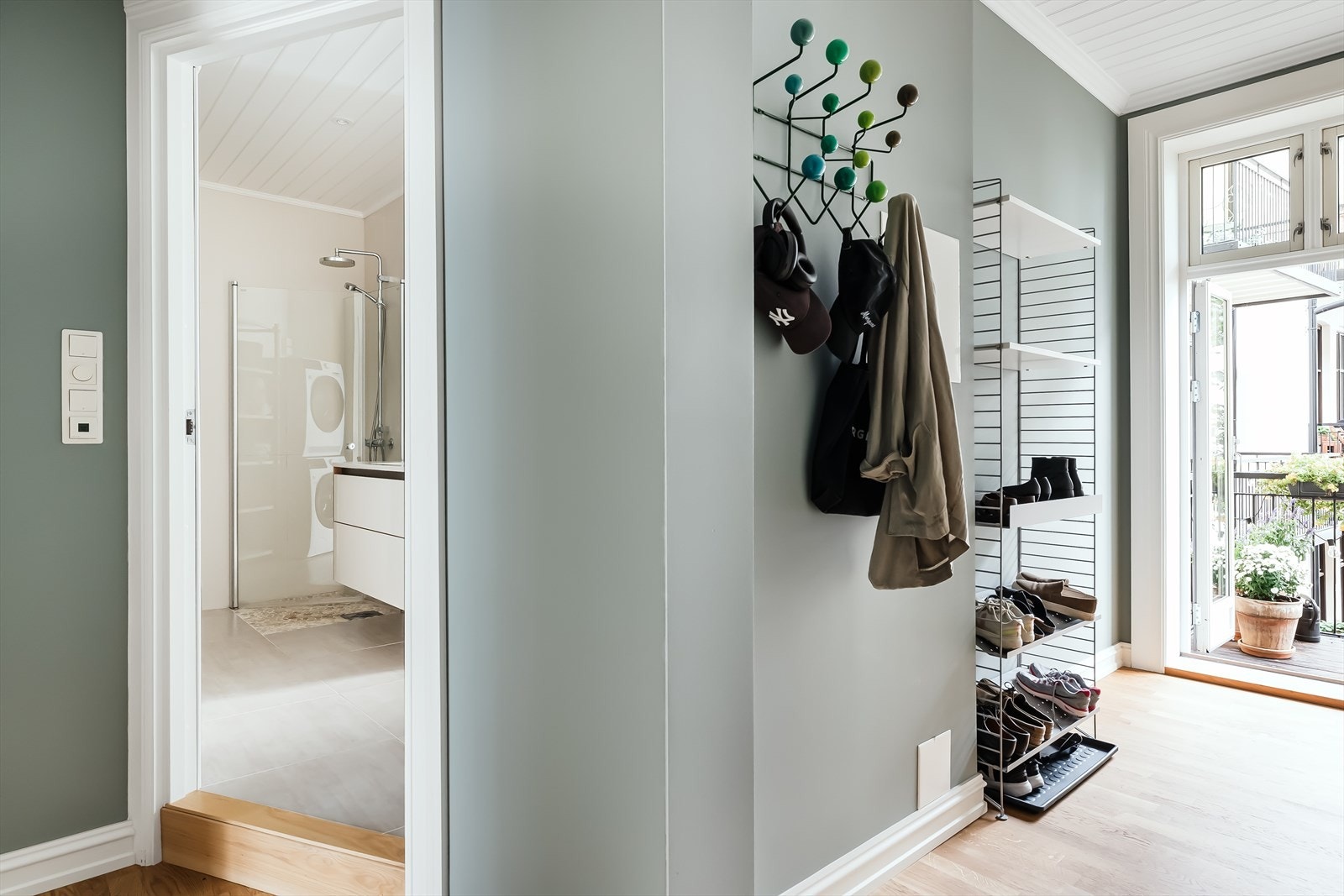 Adkomst til badet, garderoben og balkongen fra entrèen Galleribilde