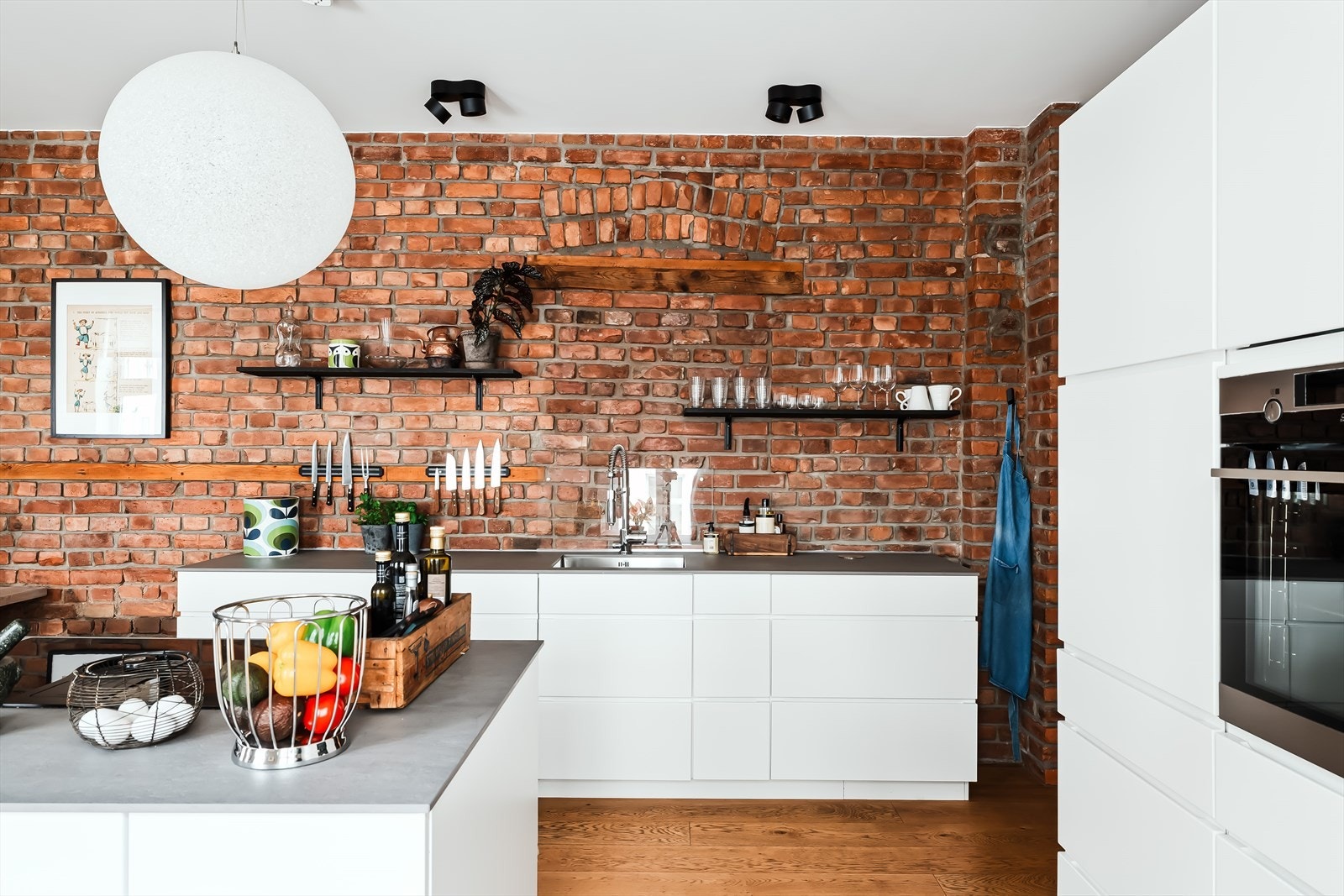 Integrerte hvitevarer fra AEG . Kjøleskapet er levert av Siemens Galleribilde