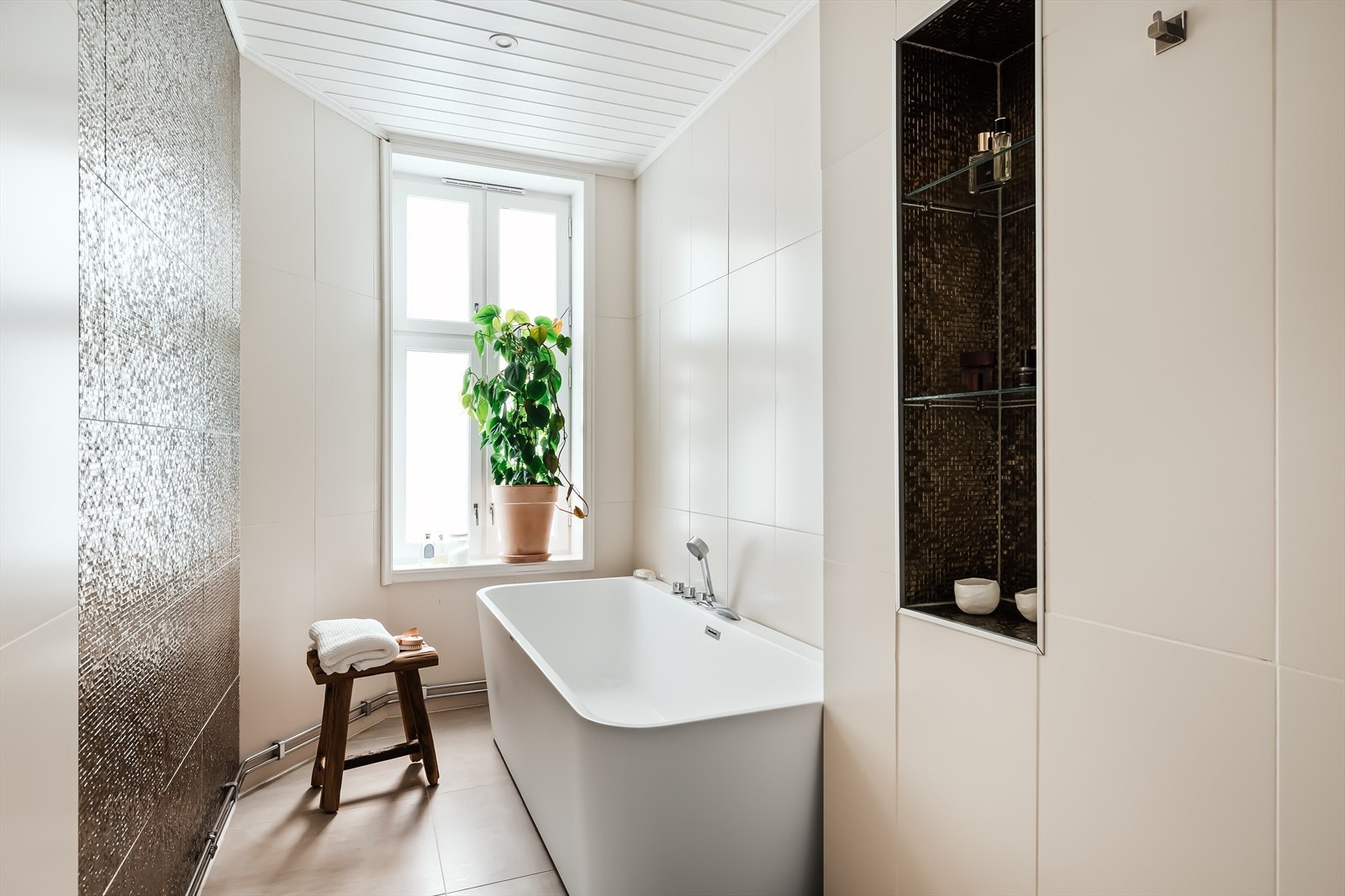 Badekar med tilhørende blandebatteri fra 2020 levert av Viking bad Galleribilde