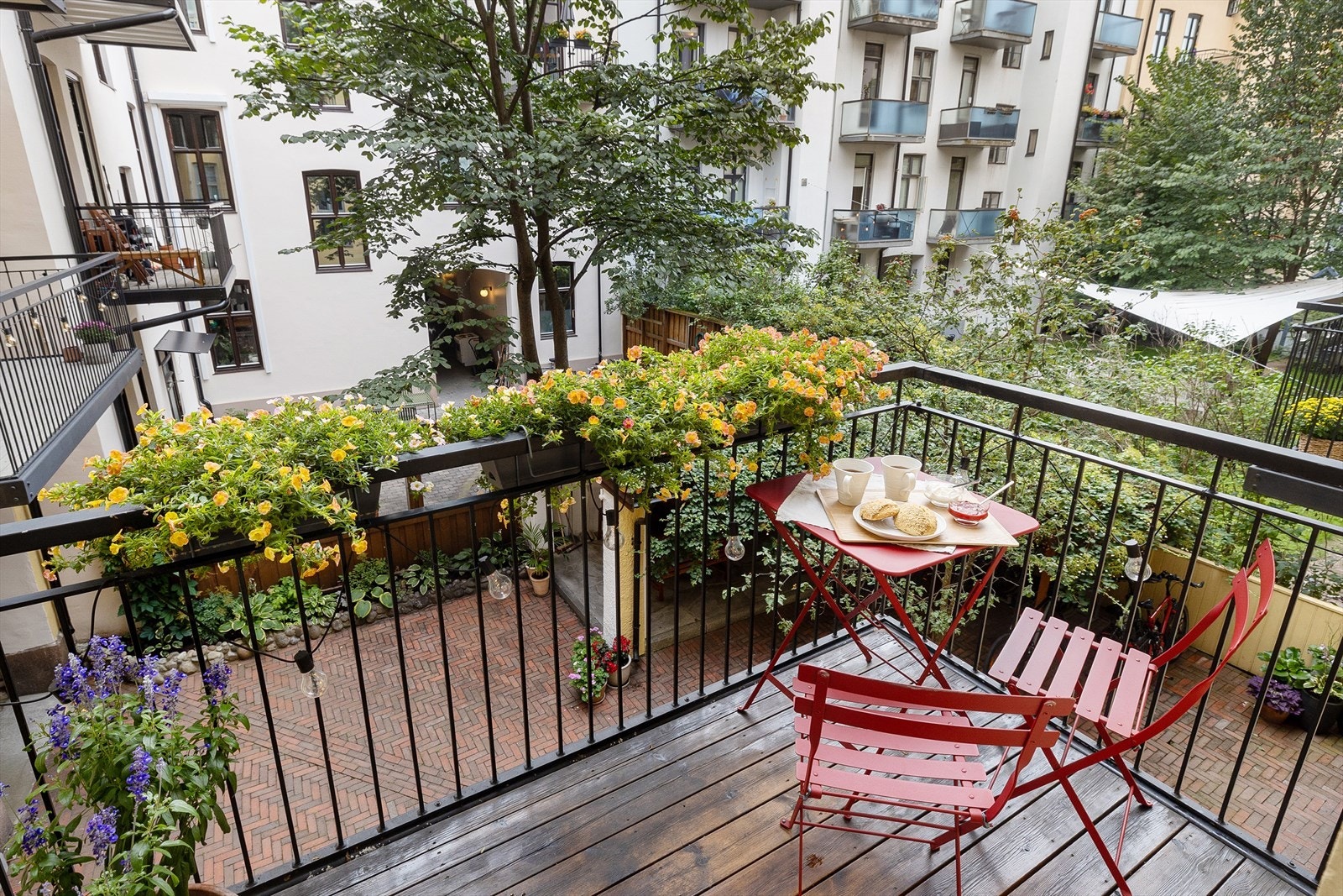 Koselig balkong med plass til utemøbler, vendt mot rolige fellesarealer Galleribilde