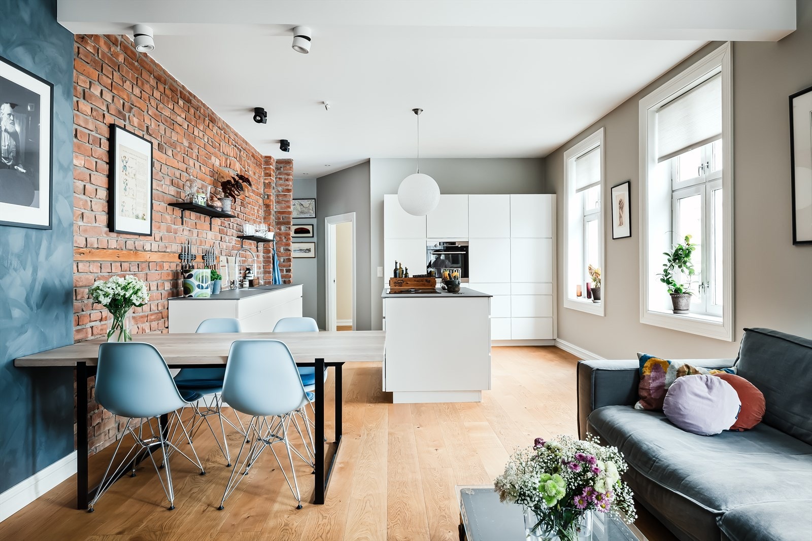 Den åpne løsningen, gode takhøyden og de store vindusflatene skaper en sjeldent god atmosfære i rommet Galleribilde