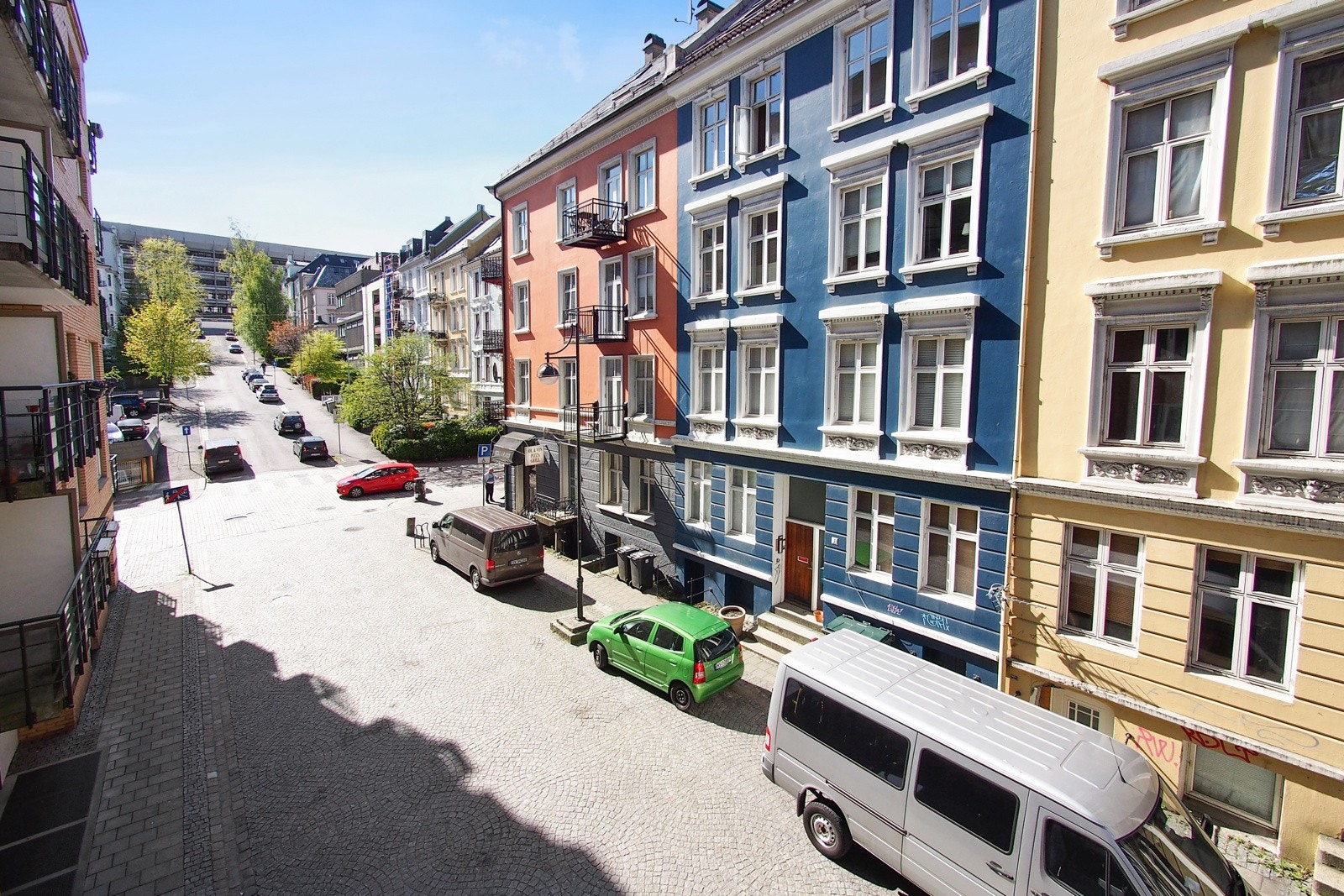 Rett opp gaten ser du Realfagsbygget til BI. Galleribilde