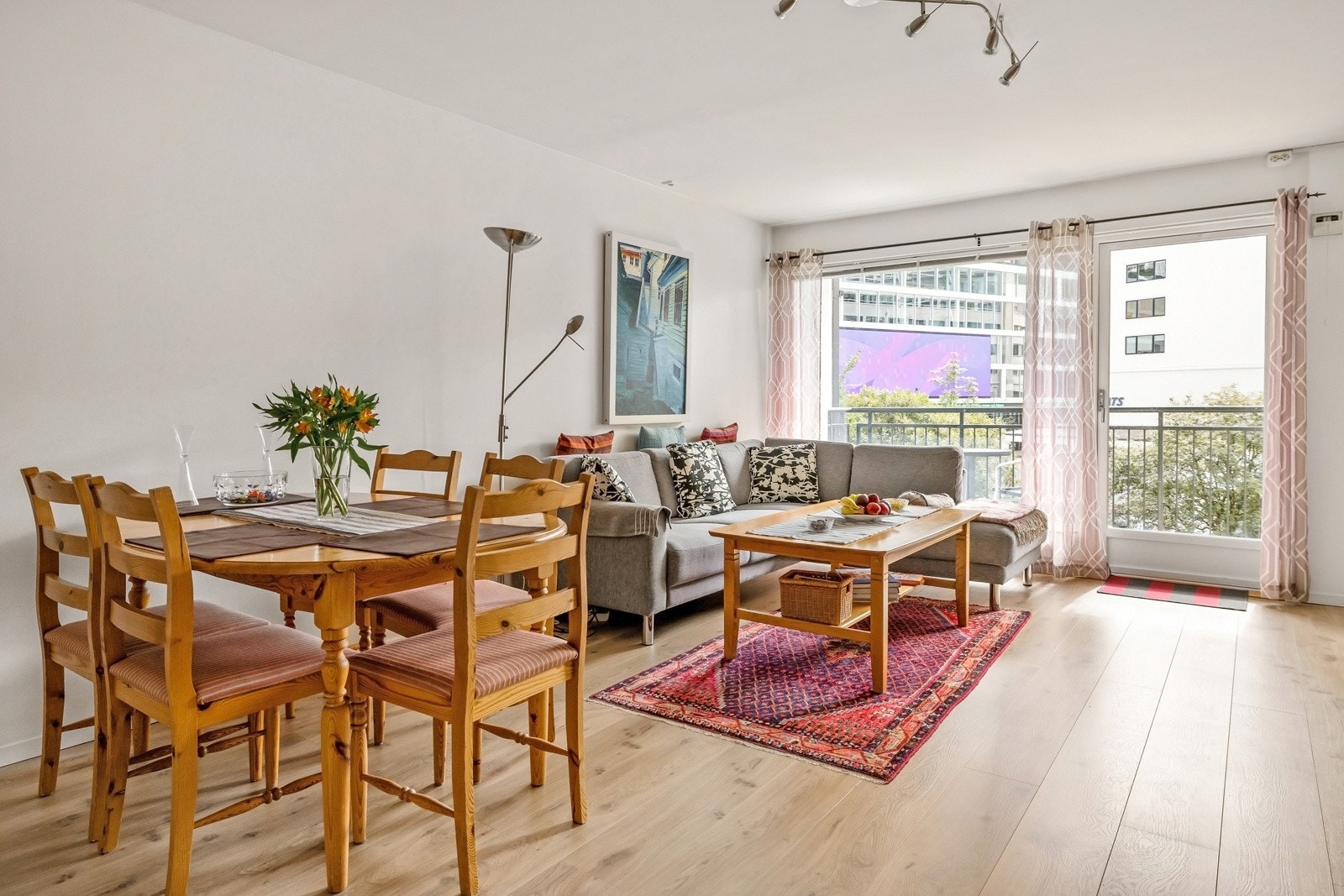 Store vindusflater i enden slipper godt med dagslys inn. Her er det også utgang til verandaen. Galleribilde