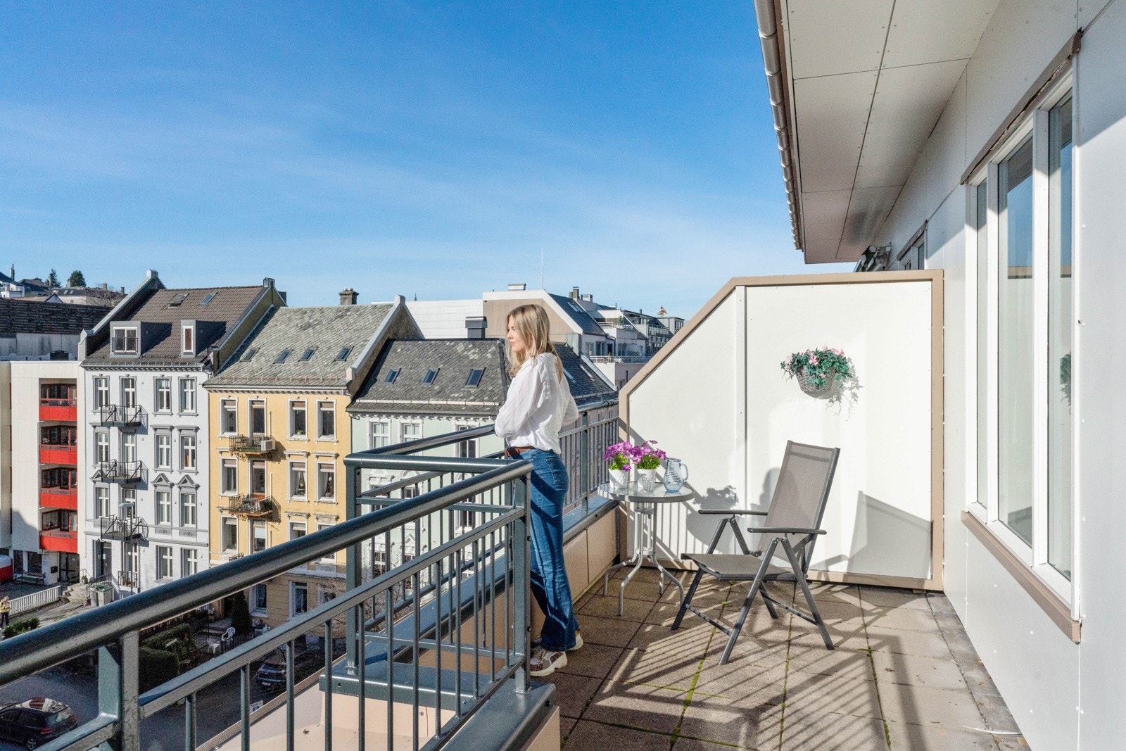 Borettslaget har en felles takterrasse hvor du kan sette deg ut for å nyte kveldssolen. Galleribilde