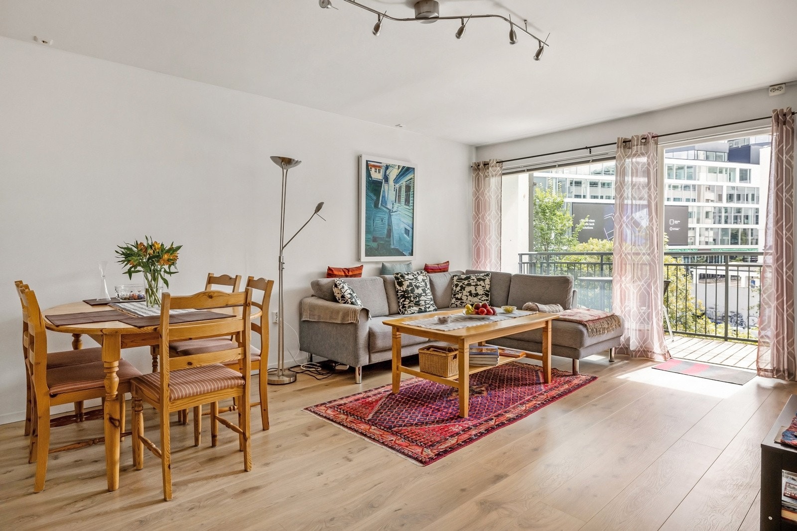 Det er god plass til både spisestue og sofagruppe i stuen. Galleribilde