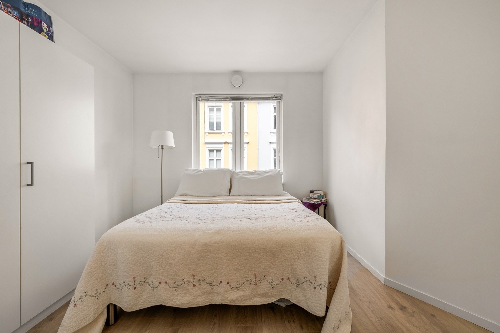 De to soverommene måler henholdsvis 6,4 m² og 9,2 m², og det er garderobeskap på det største og hylle på det minste. Galleribilde