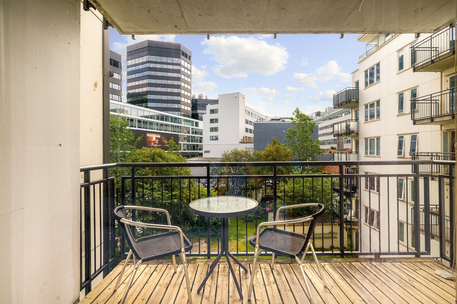 På egen veranda kan du sette det ut i morgensolen sommerstid med kaffekoppen, og nyte den til et godt stykke ut på dagen. Galleribilde