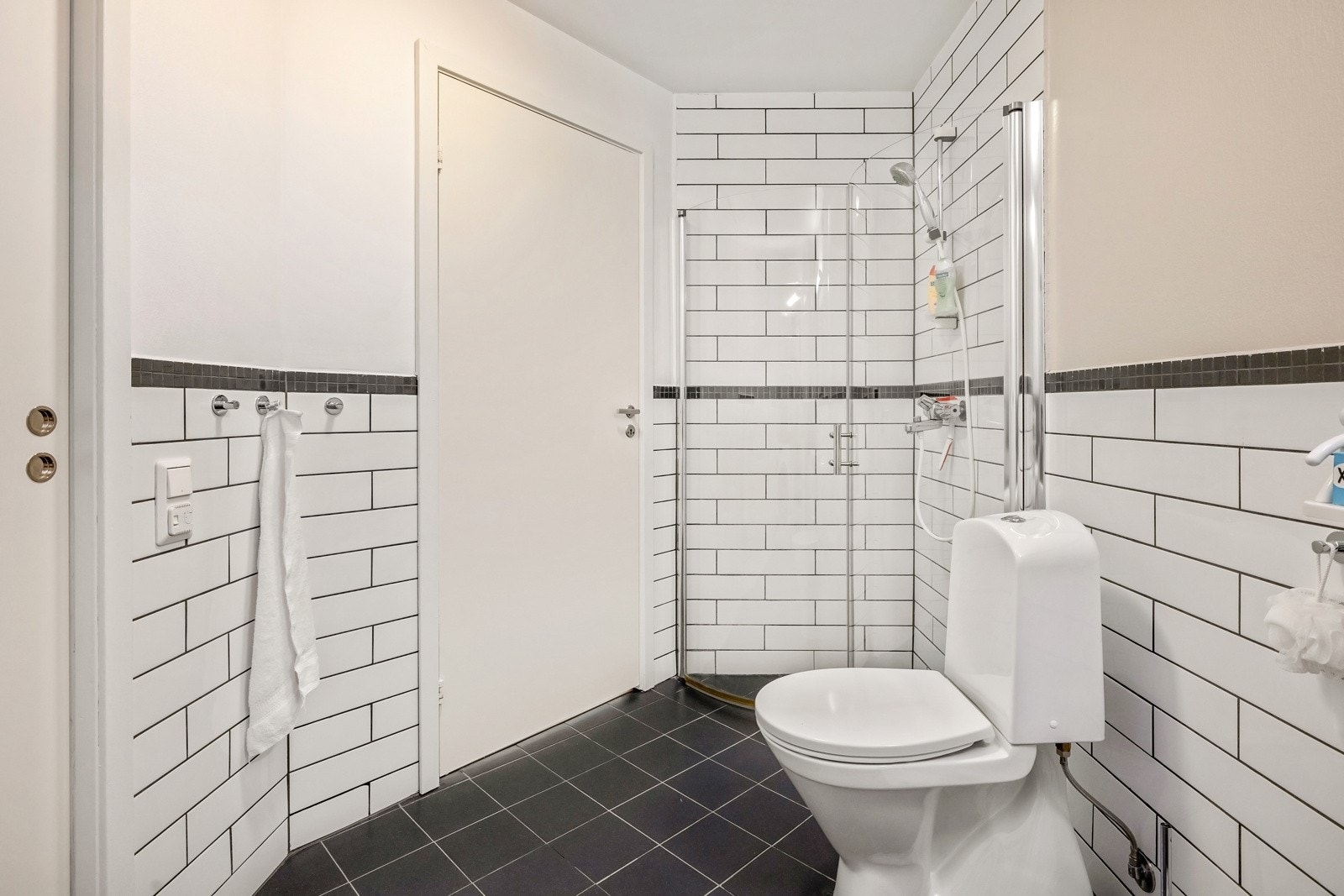 Badet har god størrelse på 6,7 m² og utført i duse, tidløse farger. Galleribilde