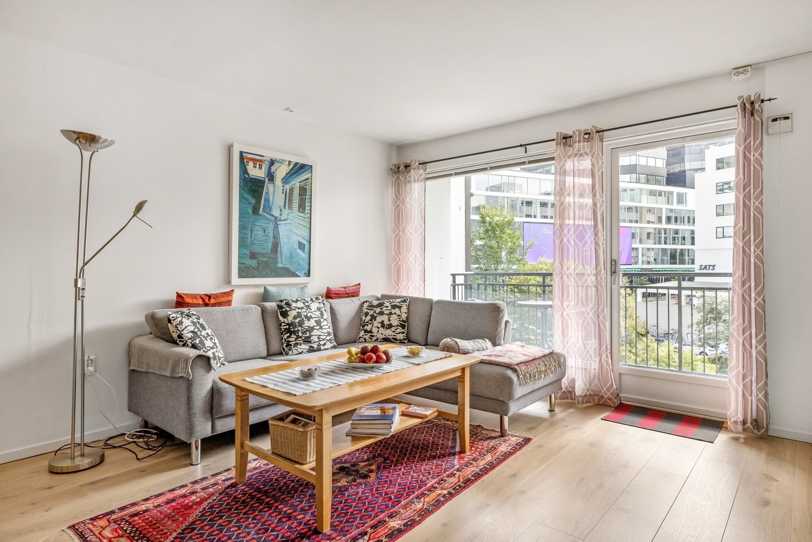 Fra sofakroken gir Media City et Storbypreg gjennom vinduet med sine utvendige skjermer. Galleribilde