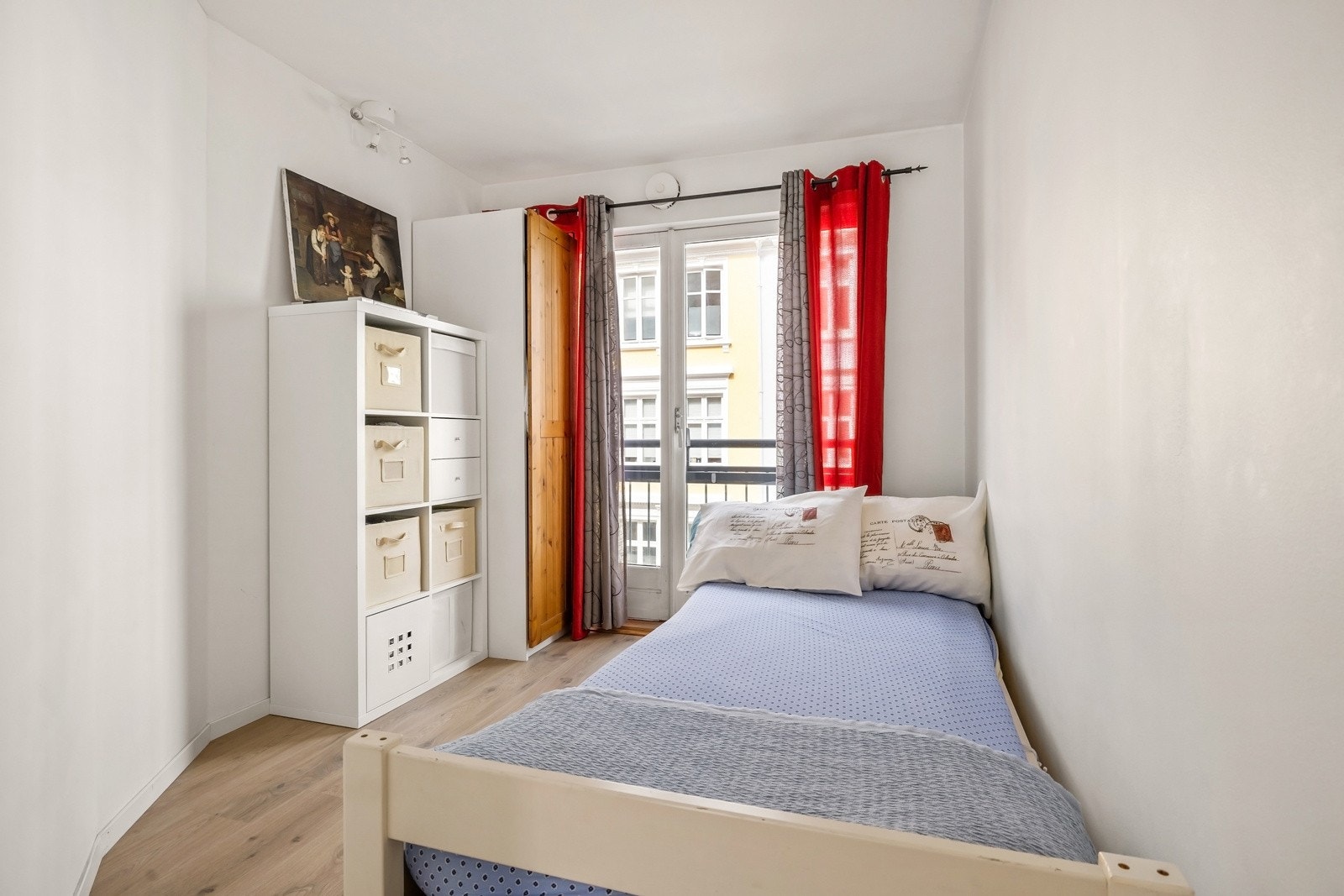 Leiligheten var opprinnelig en 2-roms, men det store soverommet er i dag delt opp i to soverom av god størrelse. Galleribilde