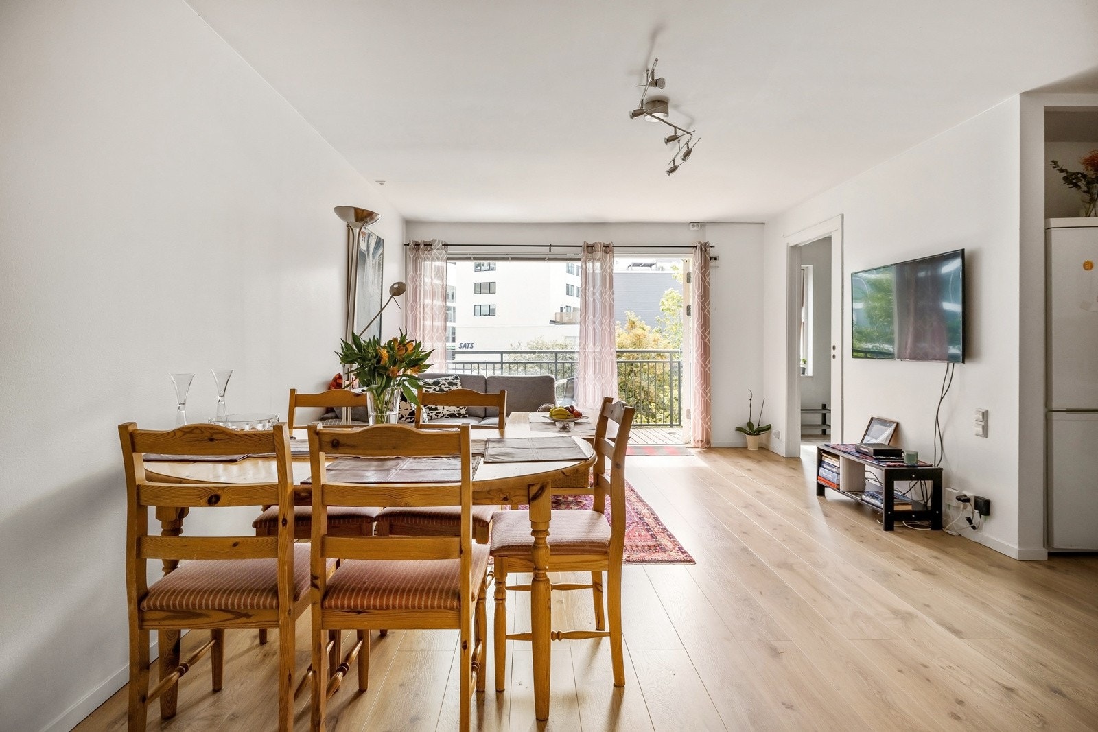 Leiligheten selges fiks ferdig møblert med tv på vegg og bestikk i skuffene. Flytt rett inn, og tilpass heller til din egen stil etterhvert. Galleribilde