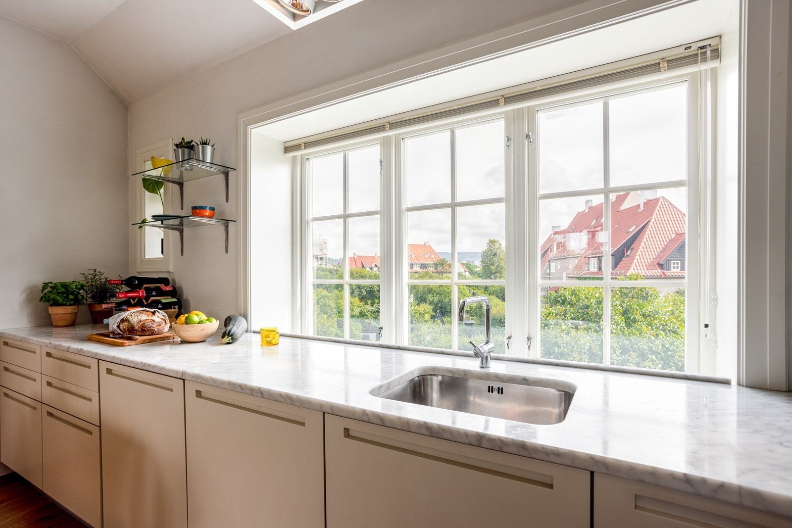 Det er integrert komfyr, gass platetopp og oppvaskmaskin. Hvitevarene er fra Miele og Smeg. Galleribilde