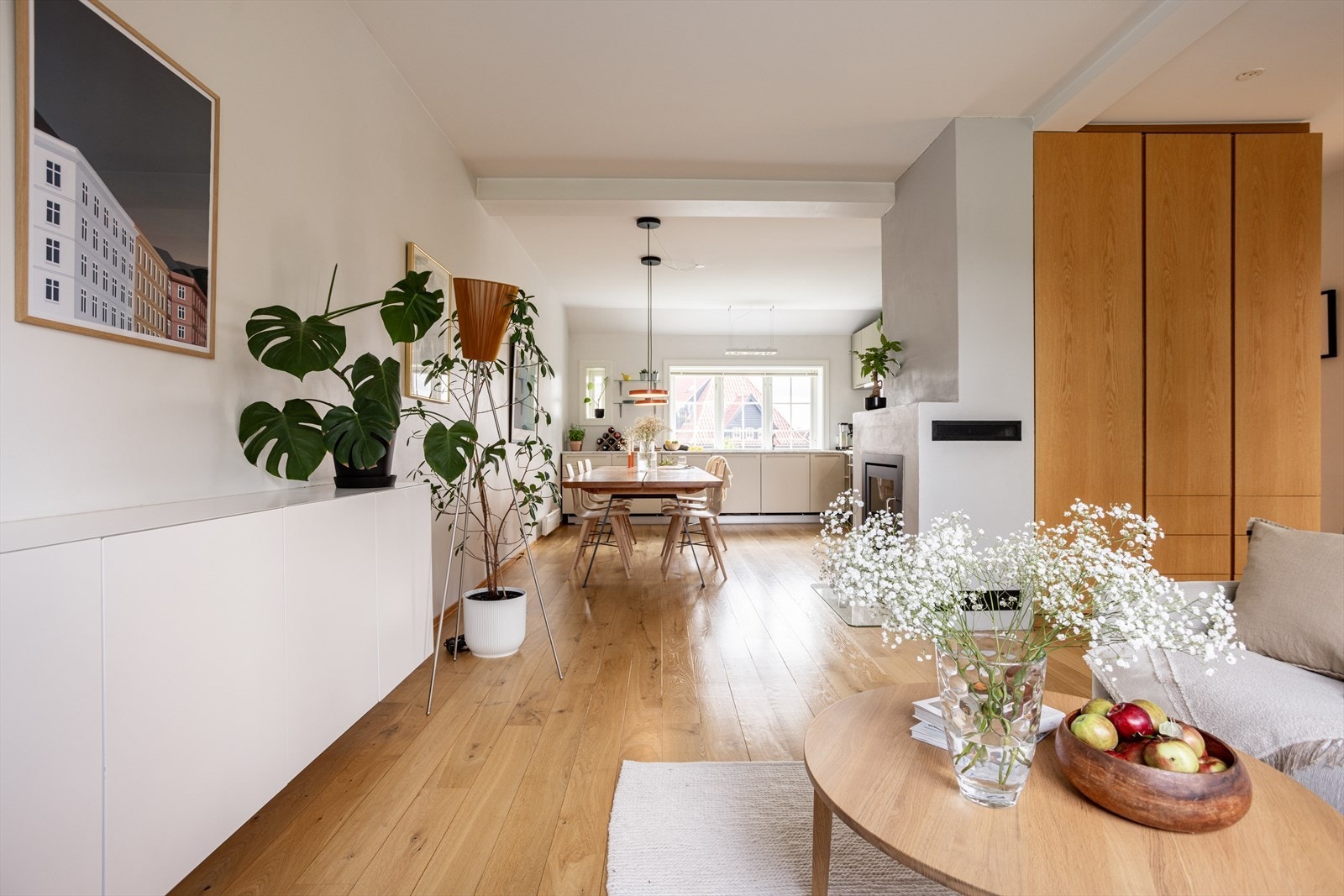 Mellom stuen og kjøkkenet er det en flott og stemningsfull peis fra Rais. Legg også merke til det plassbygde skapet fra Interiørverkstedet AS. Galleribilde