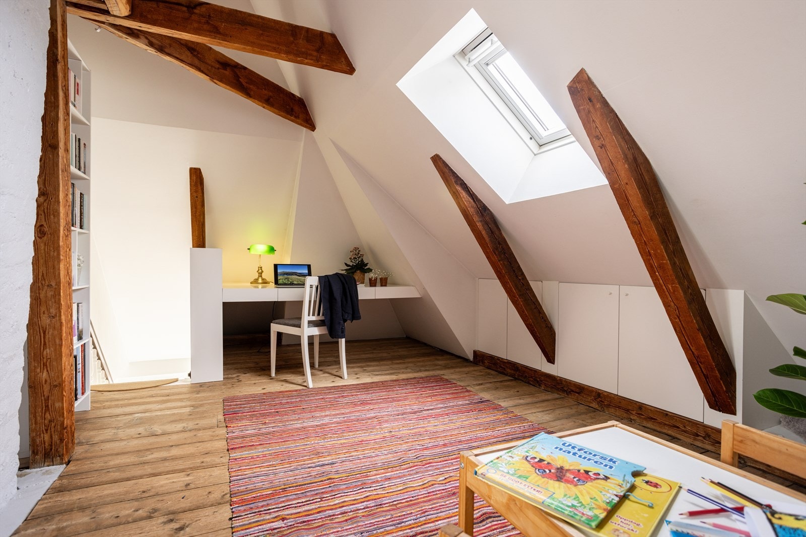 Hyggelig loftstue med innebygget kontordel fra Interiørverkstedet AS. Galleribilde