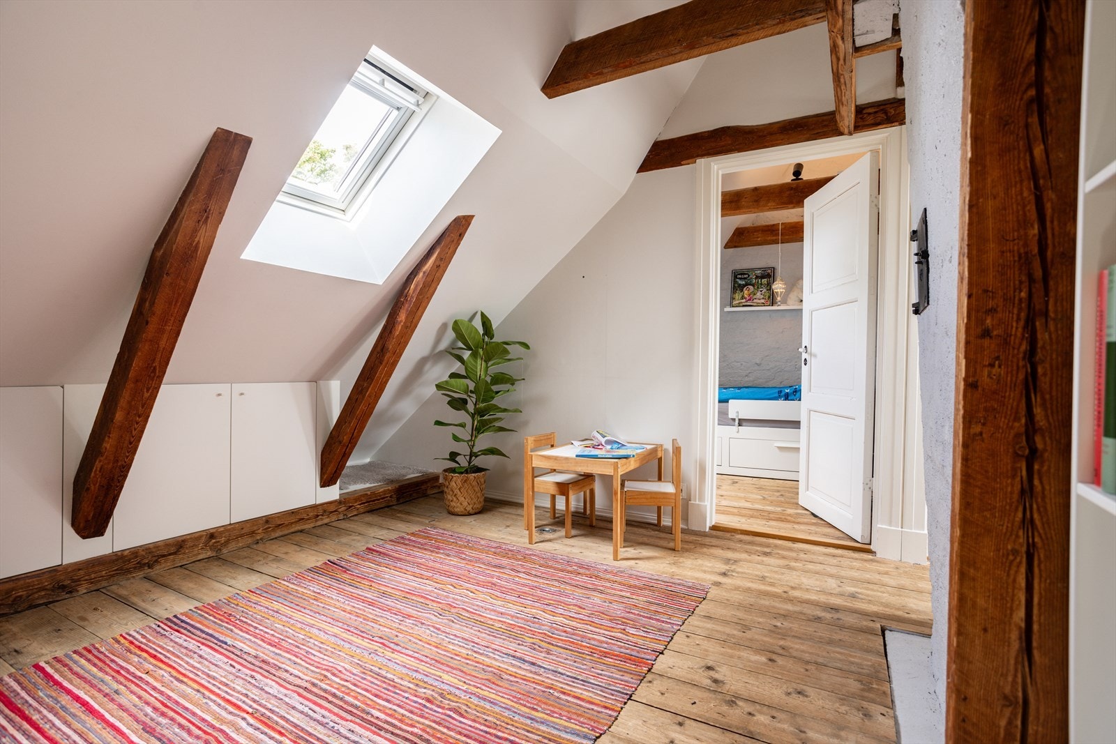 Boligen gir rom for flere oppholdssoner og er perfekt for familier i alle livsfaser. Galleribilde