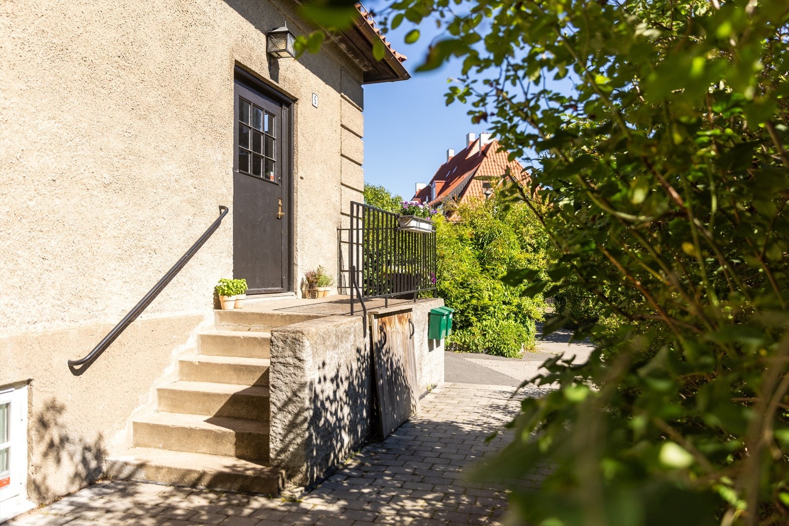 Pent opparbeidet inngangsparti - velkommen inn. Galleribilde