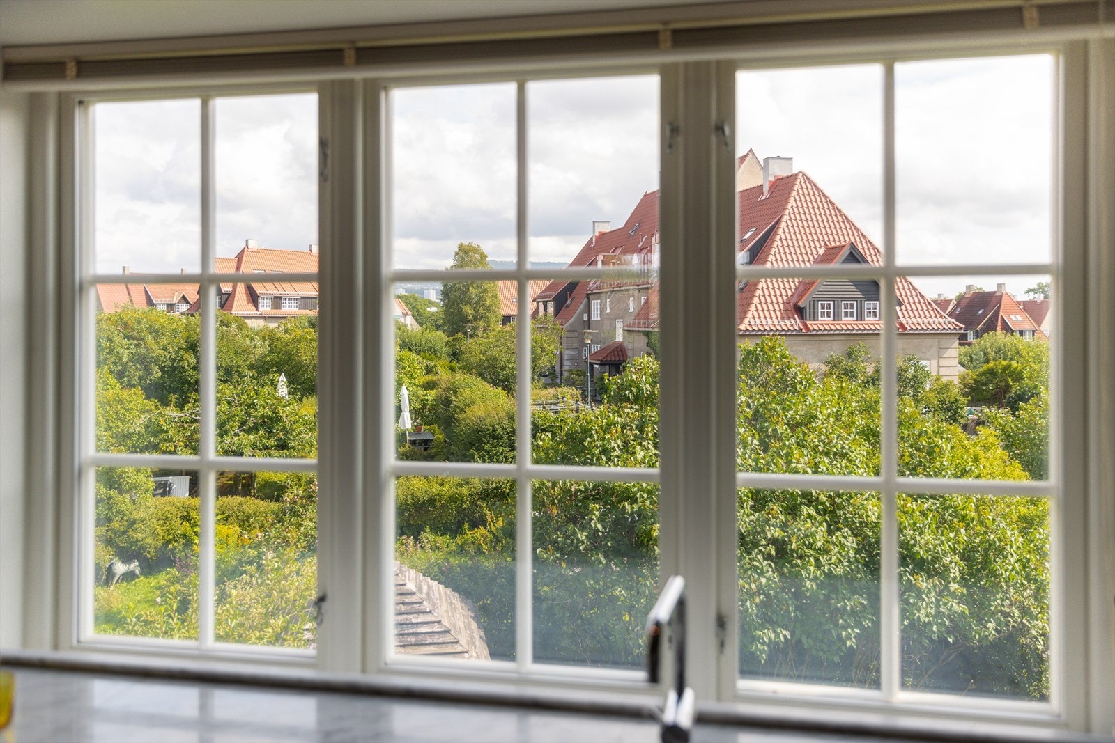 Kjøkkenet har morgensol og fantastisk utsikt over Hagebyen. Galleribilde