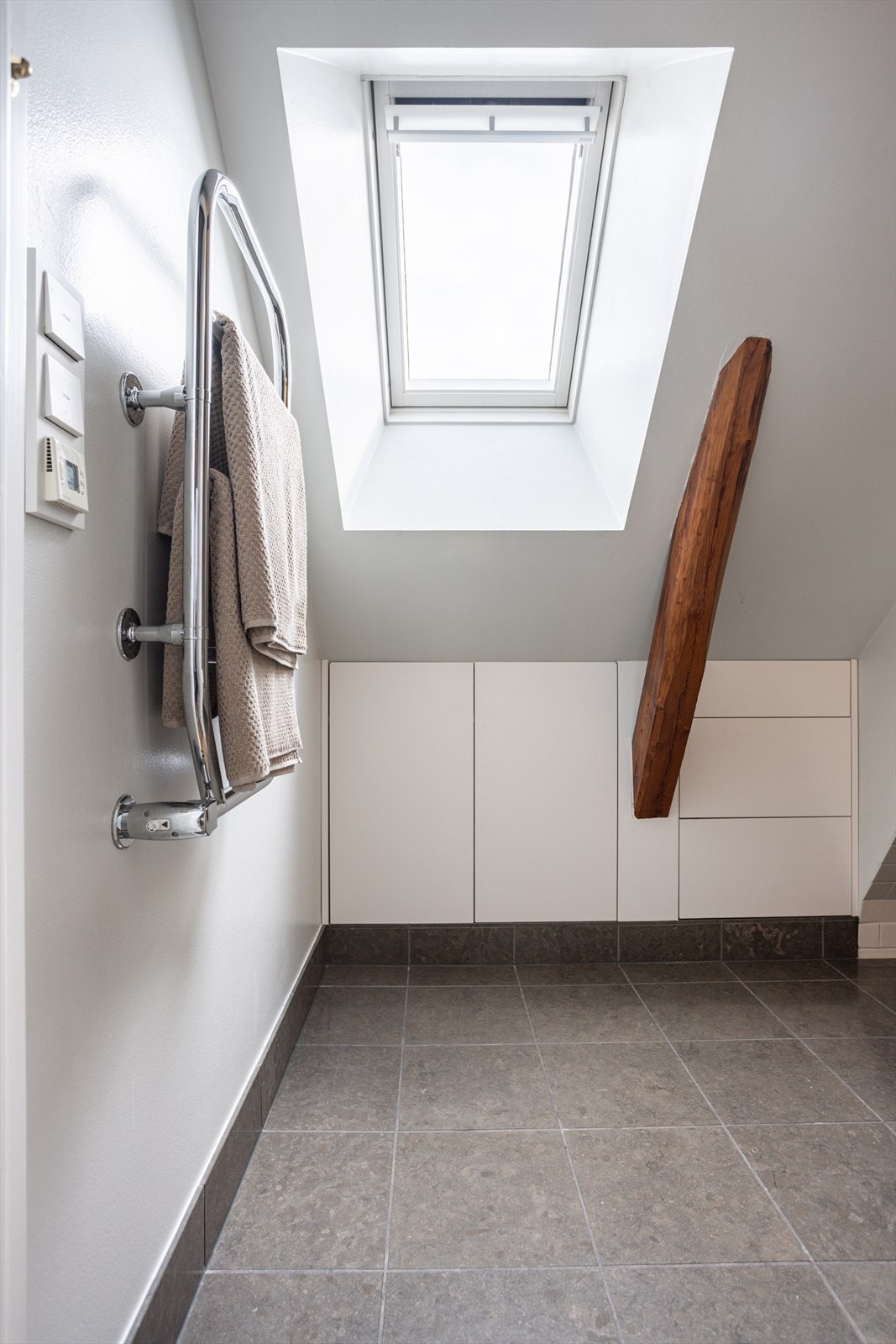 Det er i tillegg elektrisk håndkletørker og praktiske oppbevaringsmuligheter på badet. Galleribilde