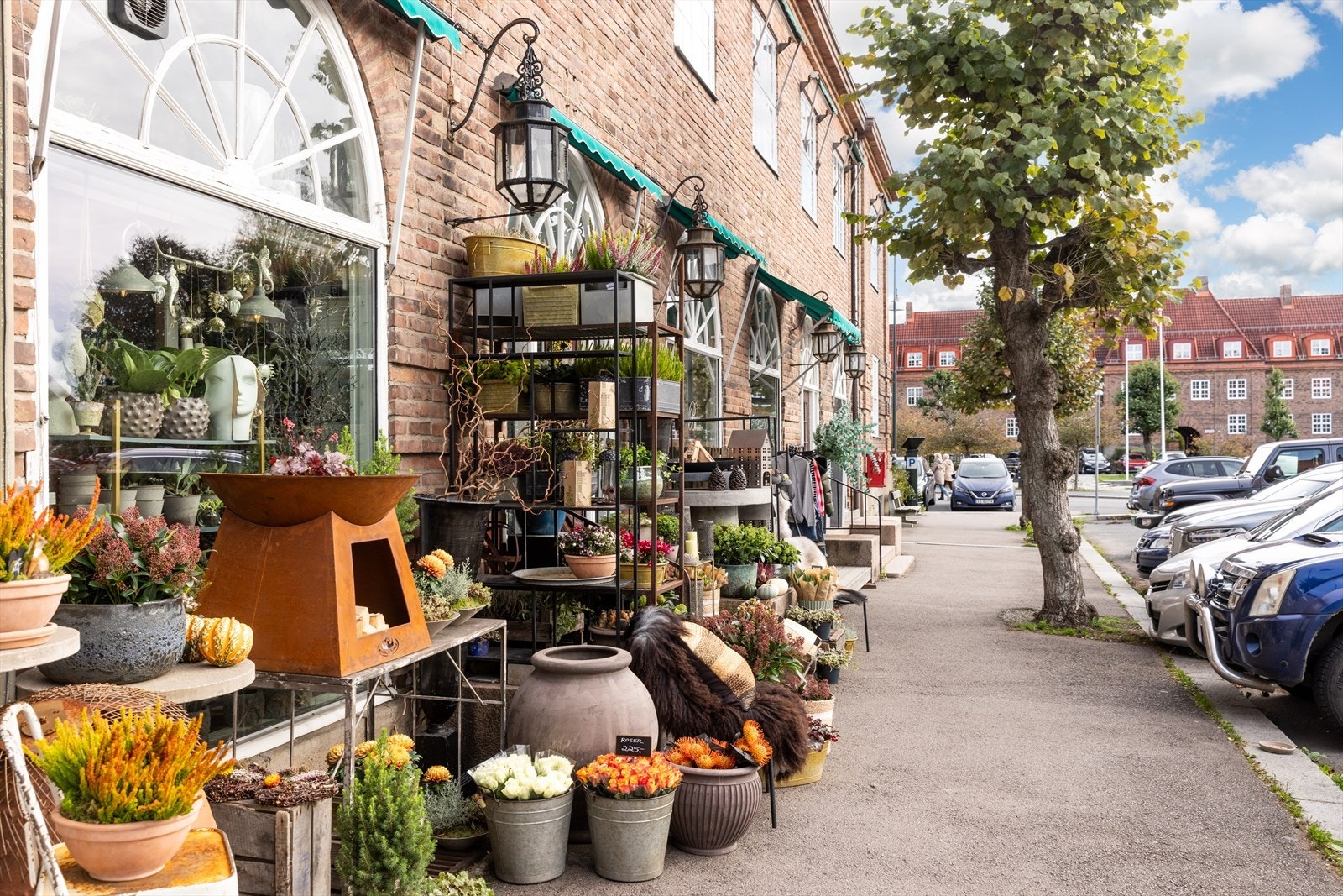 Her finner man blant annet blomsterbutikk, klesbutikk, pizzarestaurant, delikatessebutikk/dagligvare og Åpent Bakeri med nydelige bakervarer og smakfull kaffe. Galleribilde