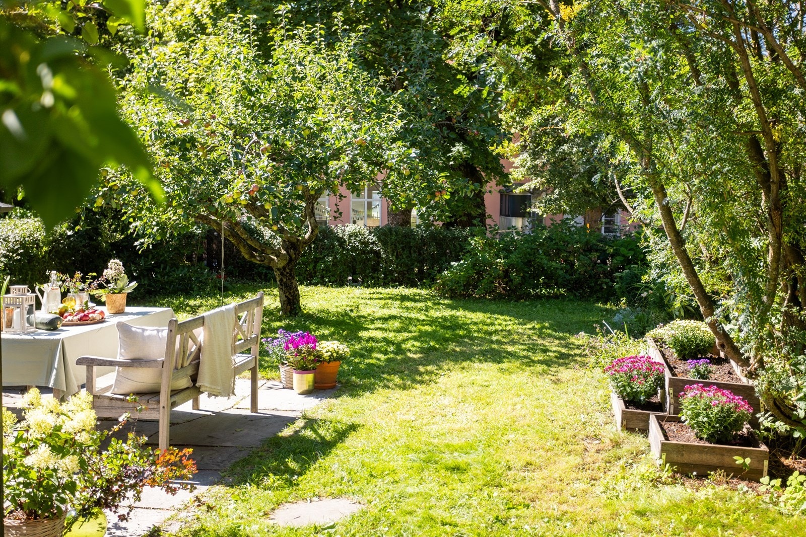 Utearealet har rikelig med boltreplass for både store og små, og er til stor glede hele året rundt. Galleribilde