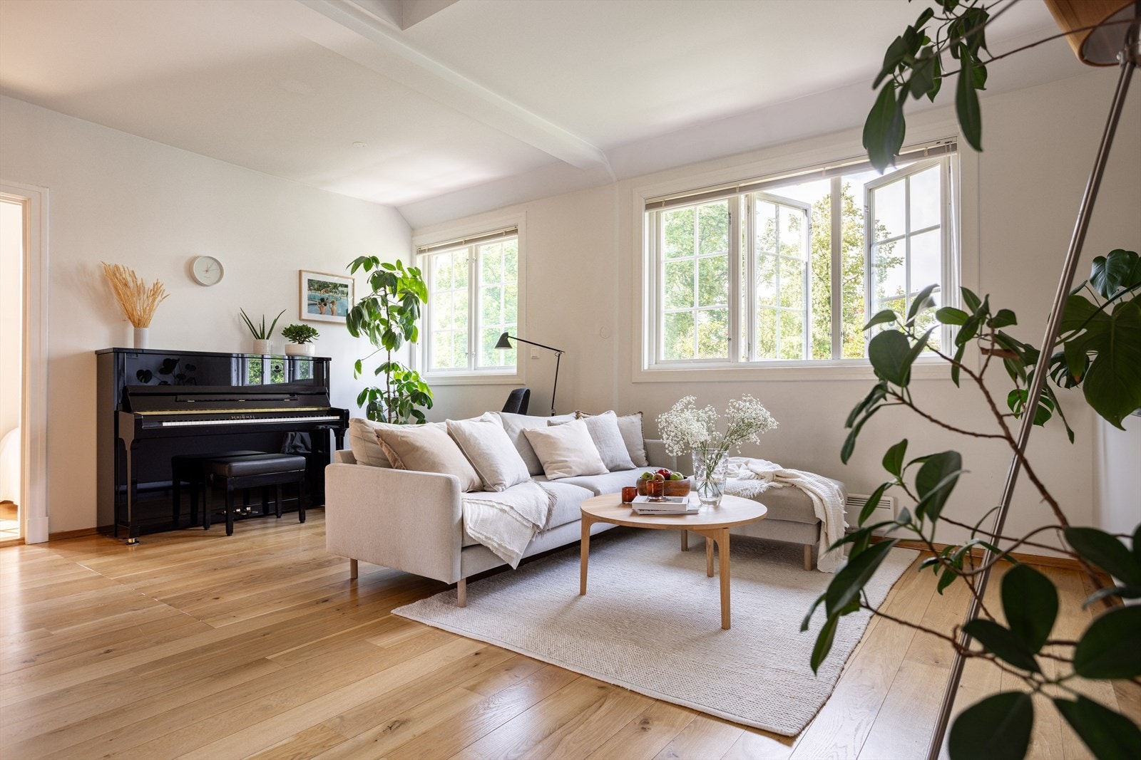 Leiligheten ligger høyt og fint til, og går over 2. etasje og utbygget loft med en innholdsrik og god planløsning. Galleribilde