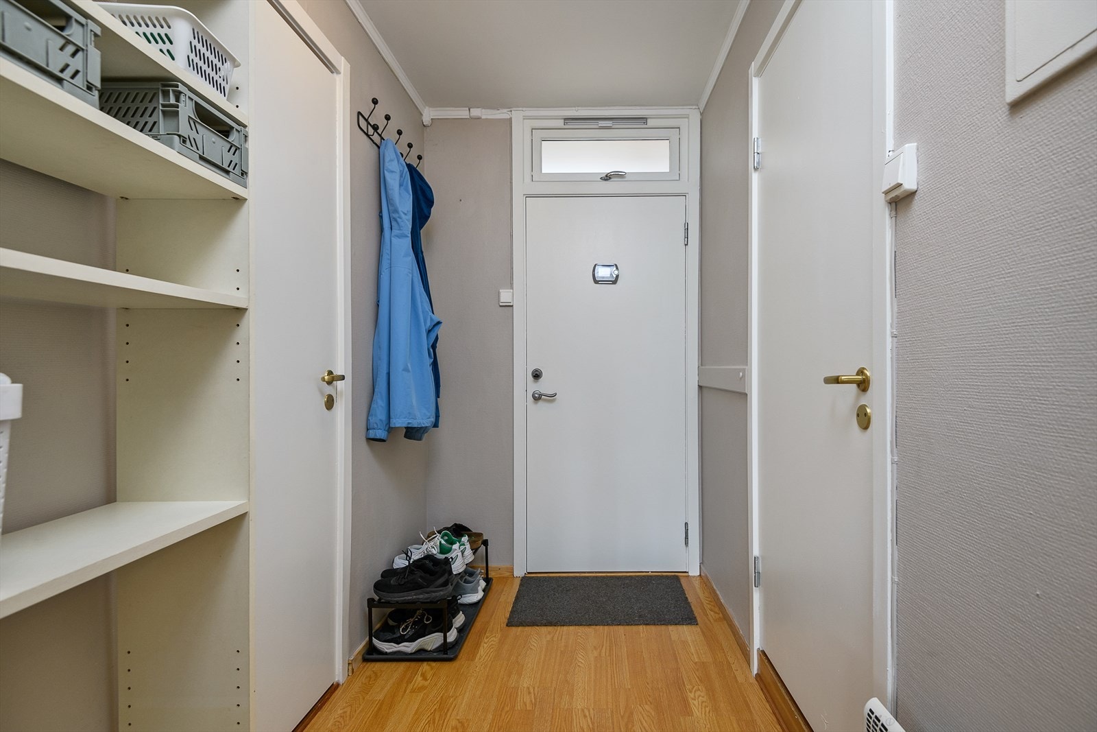Romslig entré med god plass til å ta av sko og yttertøy. Galleribilde