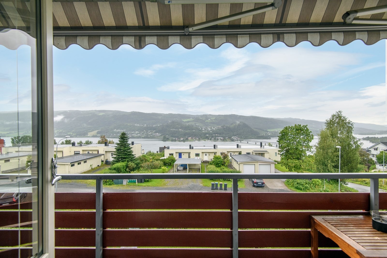 Fra balkongen kan du nyte solen som speiler seg i Mjøsa. Galleribilde