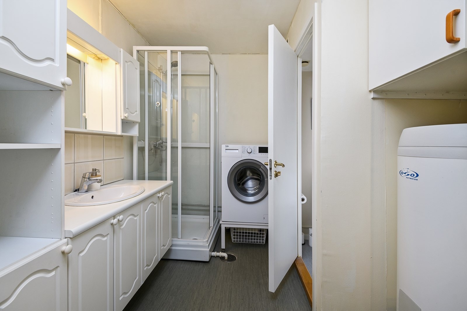 Badet har vinylbelegg på gulv. Galleribilde