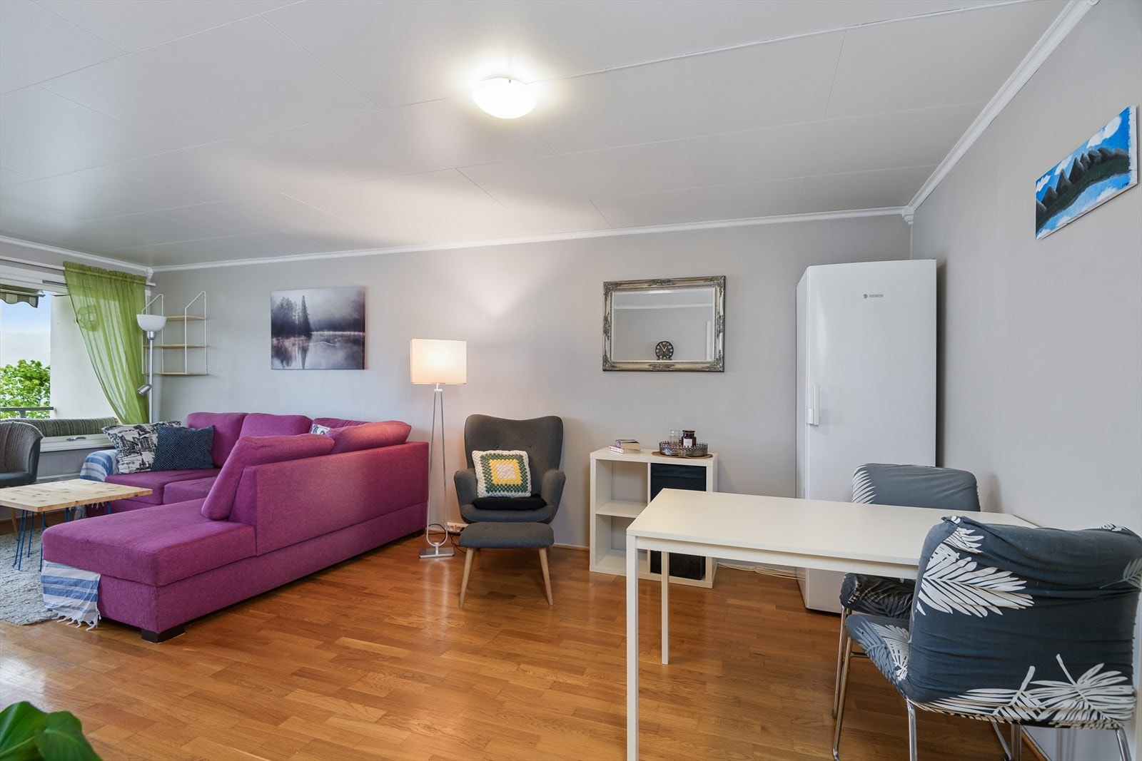 Stuen kan enkelt deles i separate sosiale soner. Galleribilde
