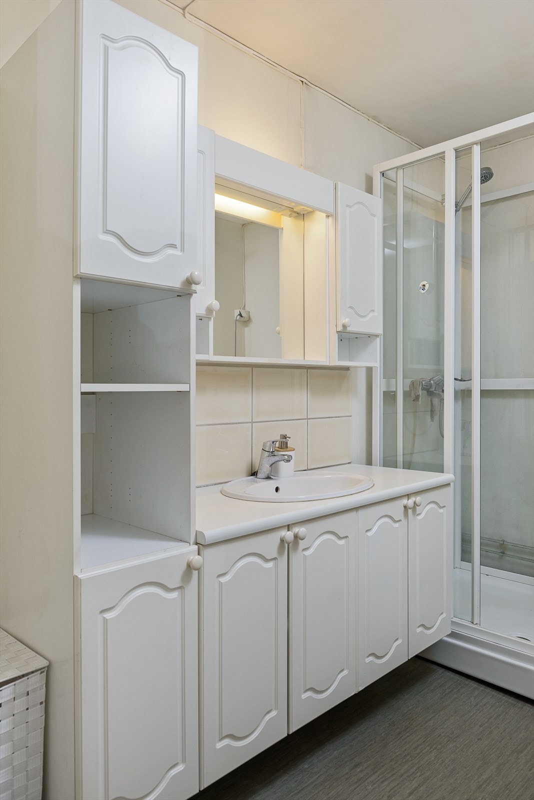 Badet har romslige innredning, dusjkabinett og opplegg for vaskemaskin. Galleribilde