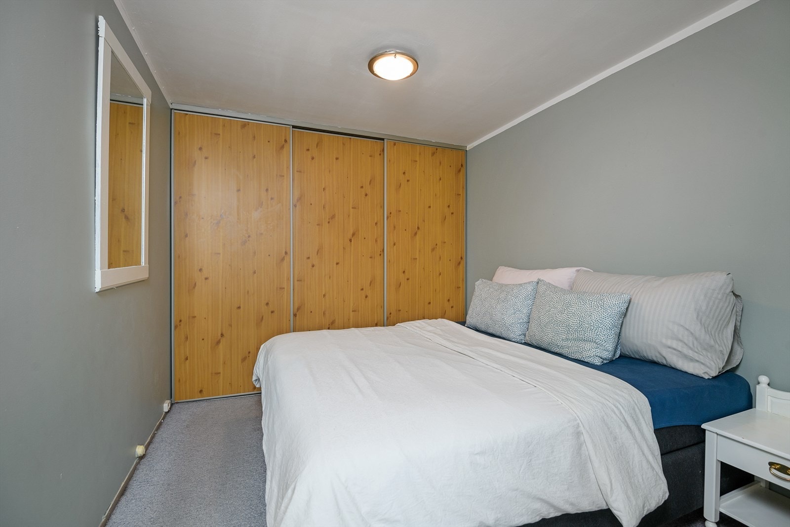 Soverommet har en romslig skyvedørsgarderobe hvor det er godt med lagringsplass. Galleribilde