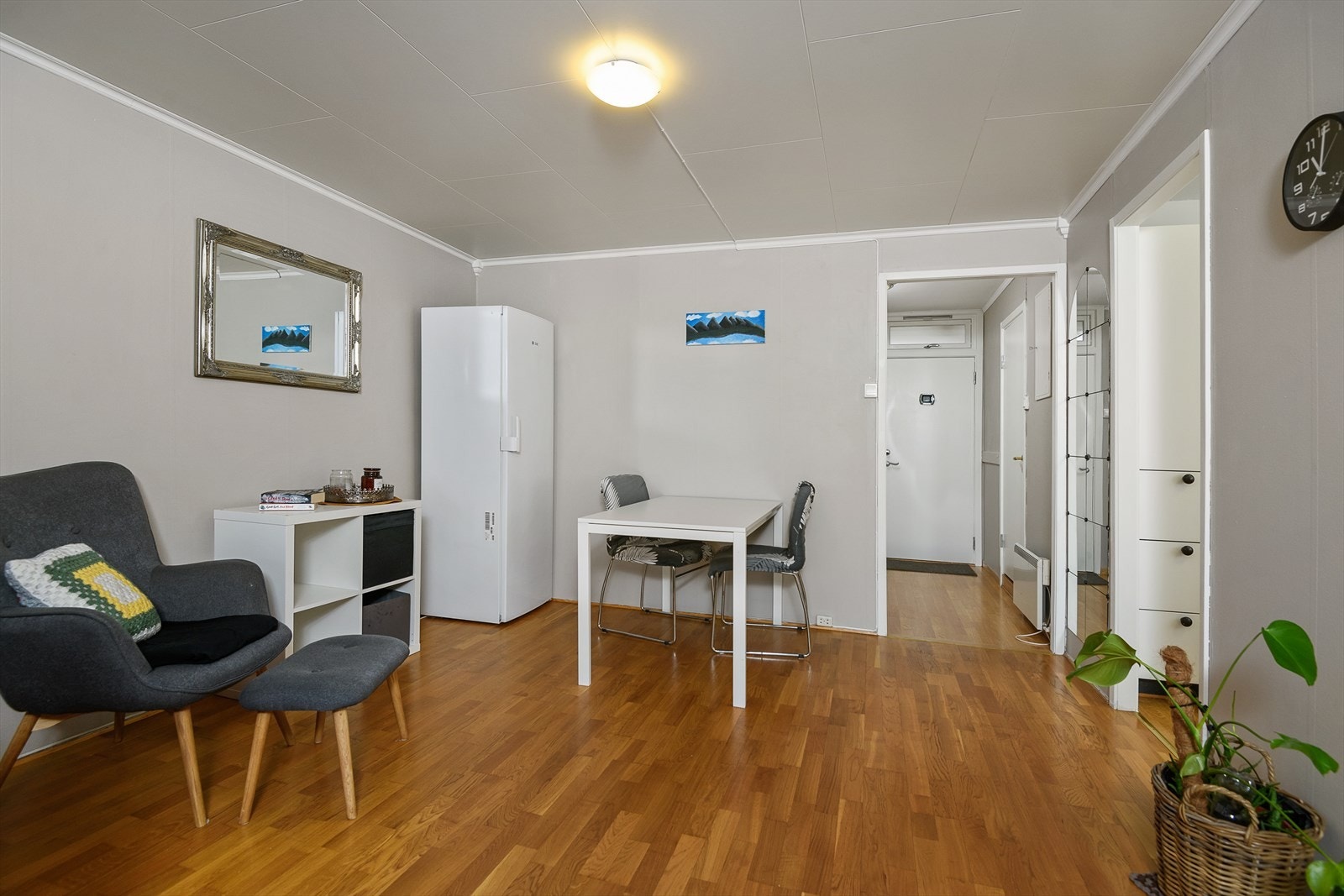 Det er plass for større spisegruppe i umiddelbar tilknytning til kjøkkenet. Galleribilde