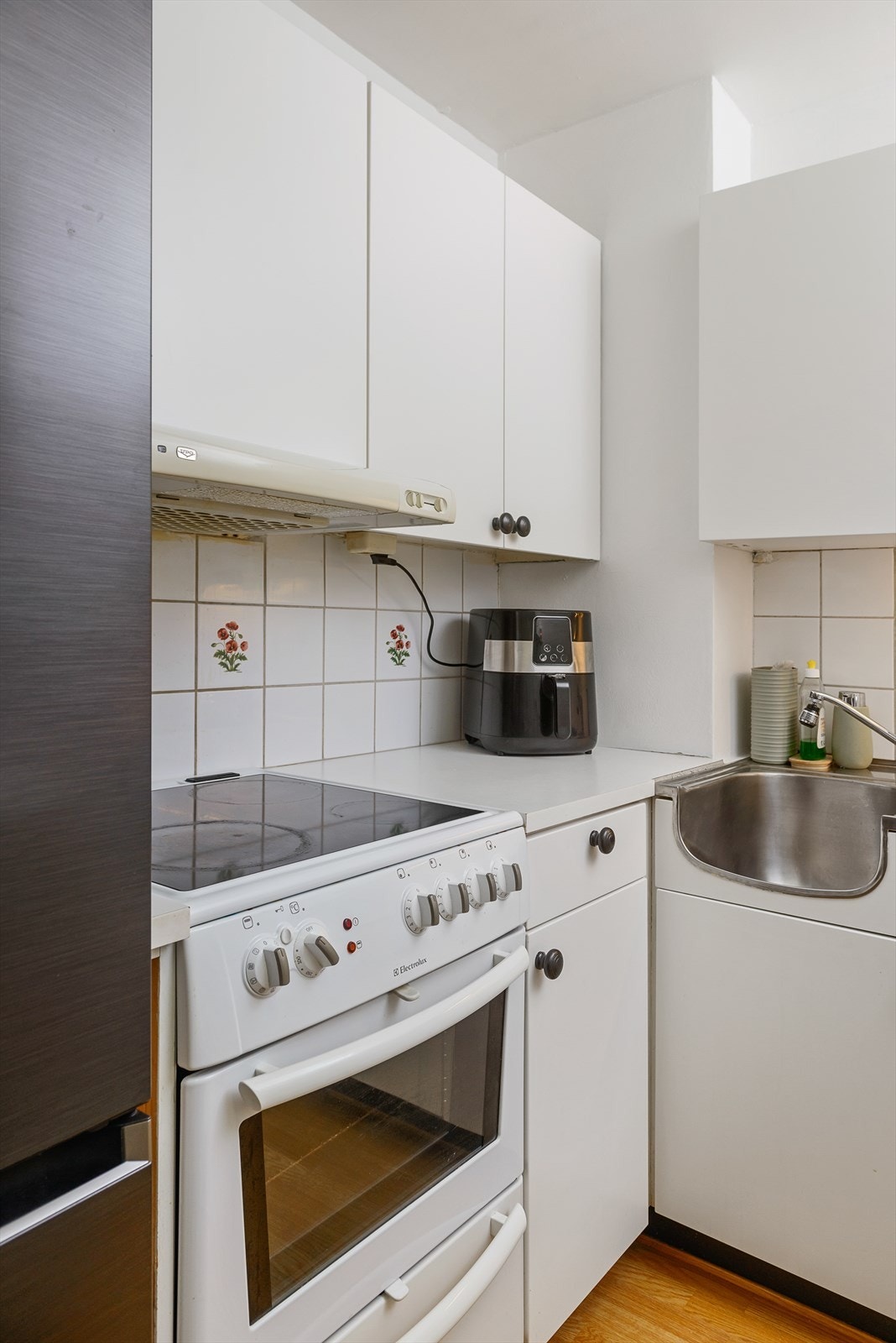 Det er plass og opplegg for frittstående hvitevarer. Galleribilde