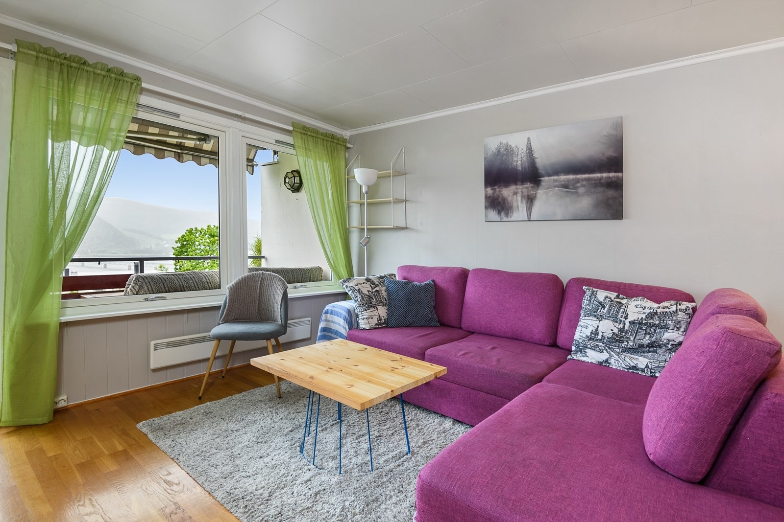 Stuen har plass for større sofagruppe. Galleribilde
