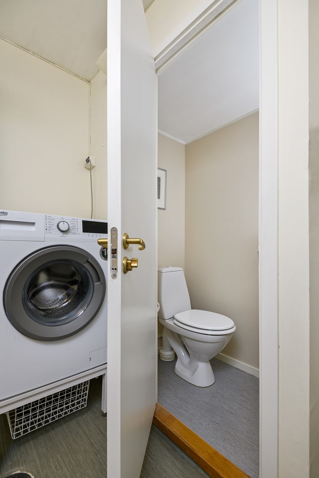 Med adkomst fra badet er det separat toalettrom. Galleribilde
