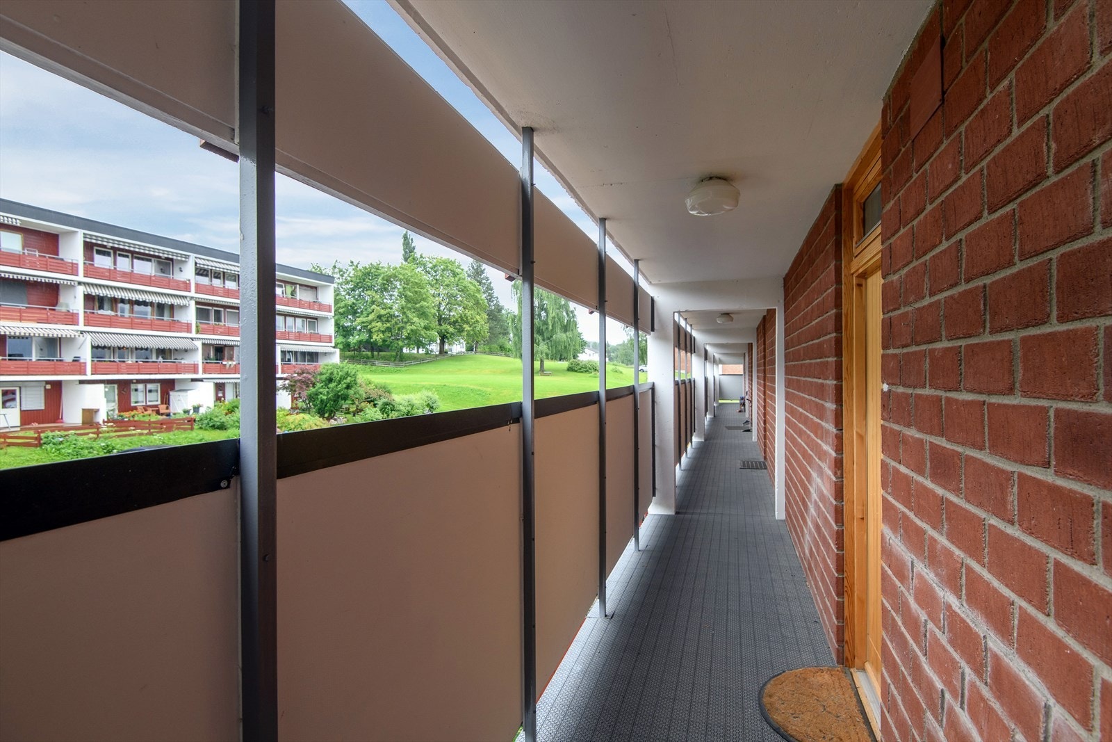 Felles takoverbygd svalgang som leder til leiligheten. Galleribilde